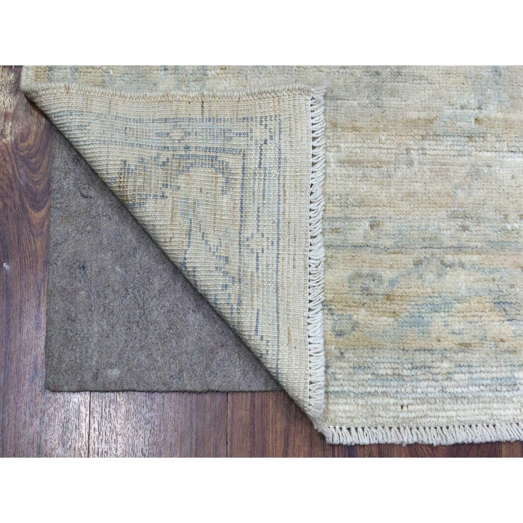 Il s'agit d'un véritable tapis d'Orient gris argenté noué à la main en Angora Oushak afghan avec des touches de laine douce bleue. Il a été noué pendant des mois et des mois selon des techniques de tissage séculaires par des artisans