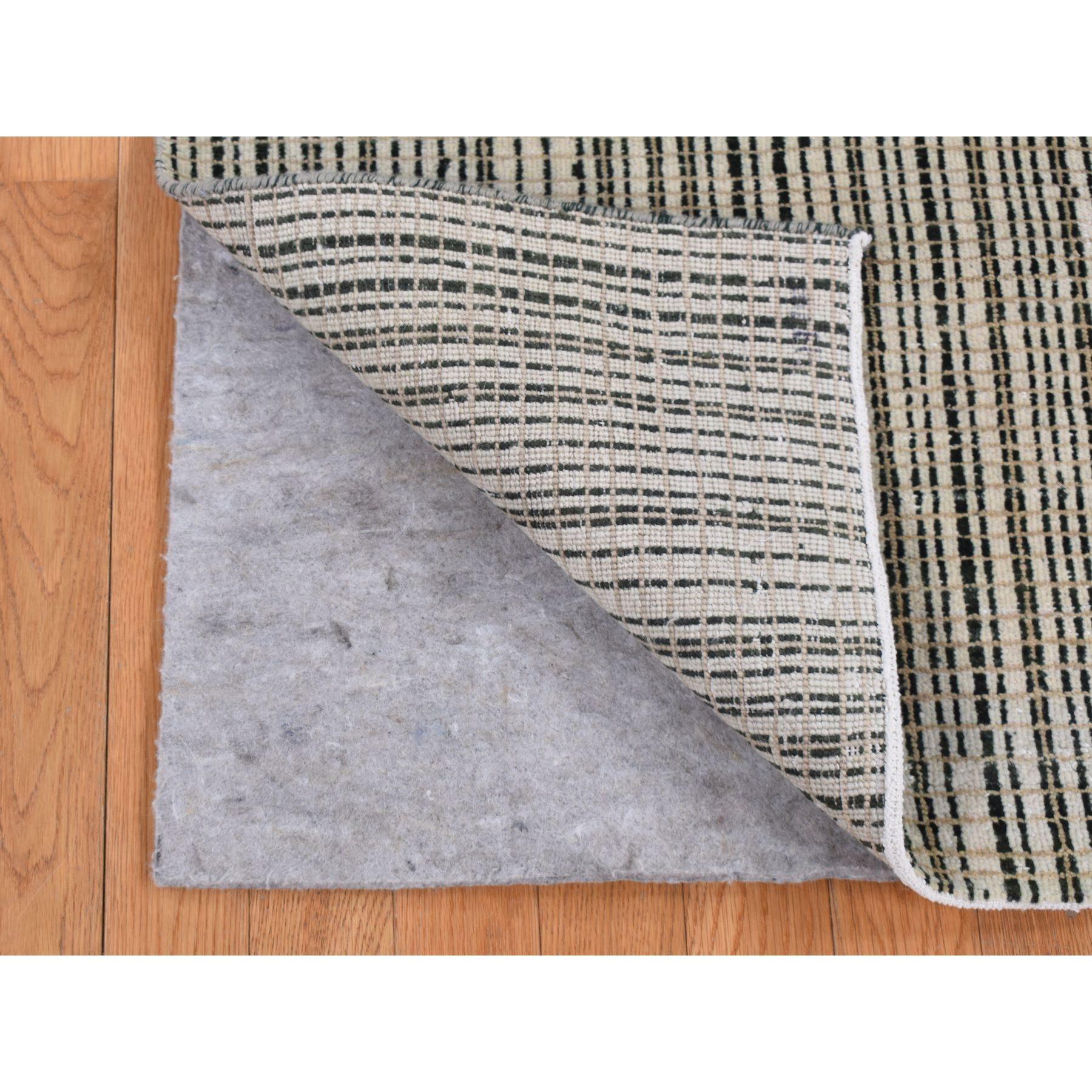 British Racing Green, Modernes Ton-in-Ton Criss Cross Design, Reine Wolle, Handgeknüpft, Orientteppich
Primäre MATERIALIEN: Wolle
Latex: Kein Flor 
Höhe: 0,25 Zoll
Stil: Transitional
Grundfarbe: Grün
Sekundärfarben: Elfenbein, Beige
Muster: