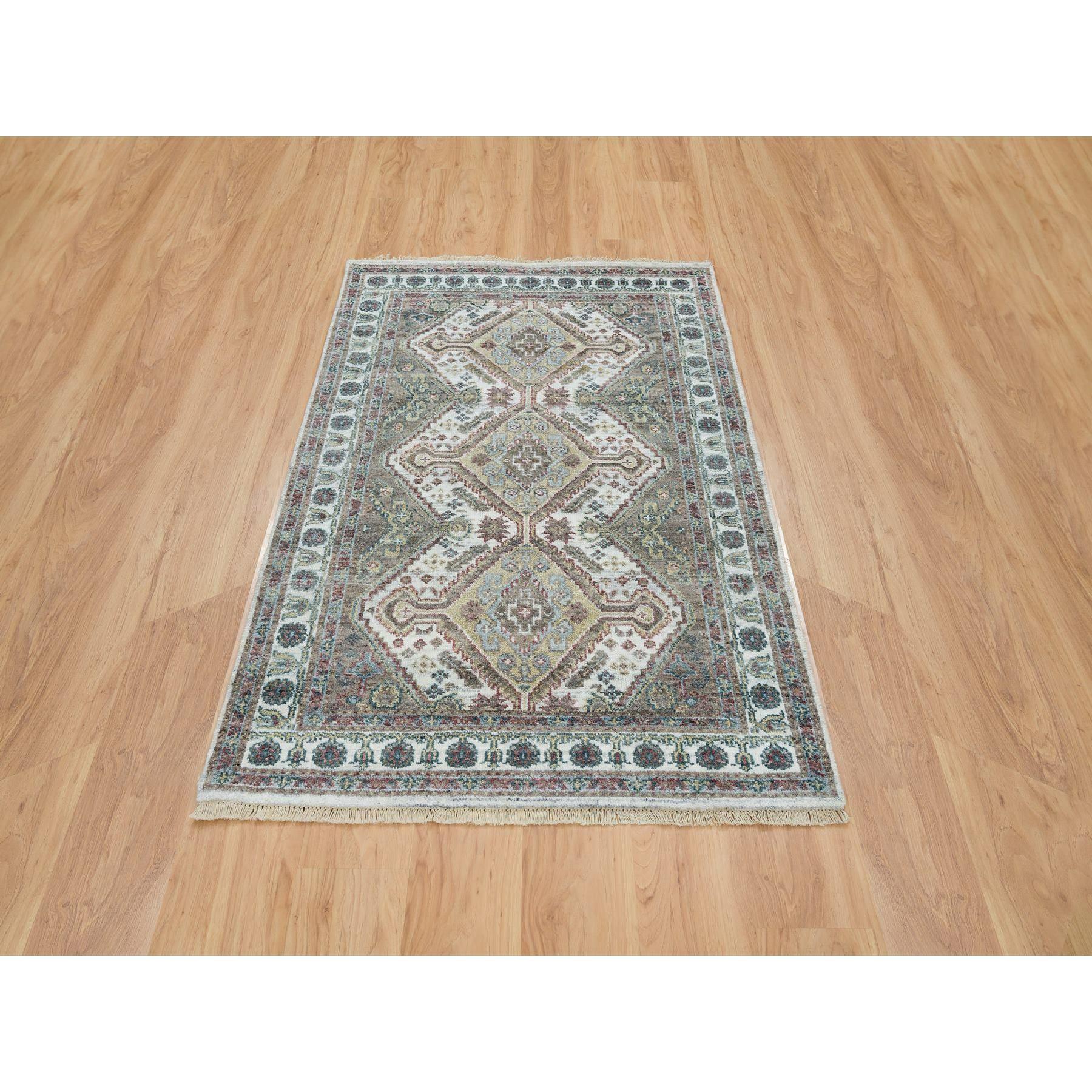 Dies ist eine wirklich echte one-of-a-kind Hand geknüpft Shiraz Reimagined einzigartige Blume Rosetten Border Design, Oriental Rug. Es wurde monatelang von erfahrenen Kunsthandwerkern in jahrhundertealten Webtechniken geknüpft. 
Primäre MATERIALIEN: