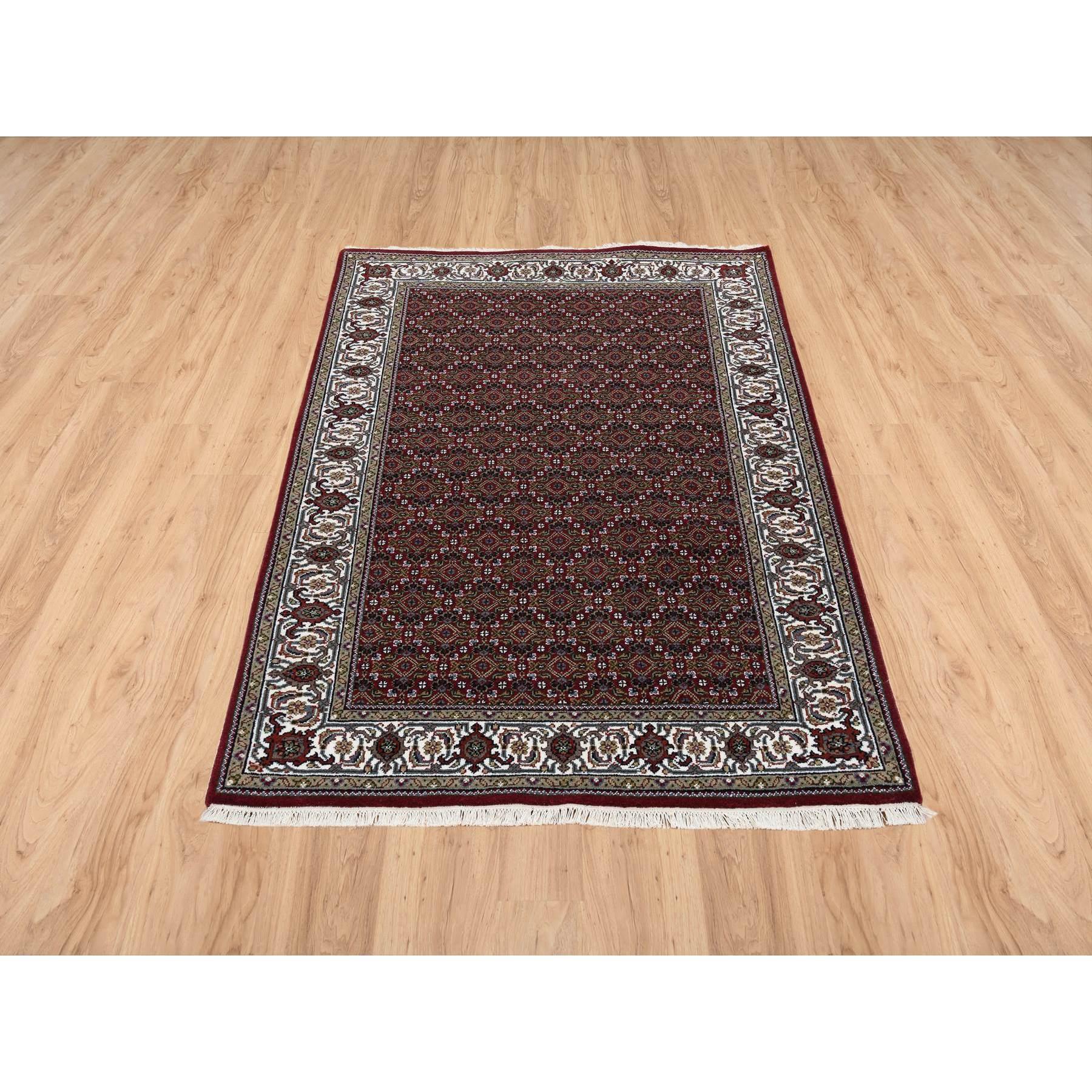 Se trata de una auténtica alfombra oriental de lana y seda 175 KPSI anudada a mano en rojo intenso con diseño integral. Ha sido anudada durante meses y meses con técnicas artesanales de tejido centenarias por expertos artesanos.
Materiales