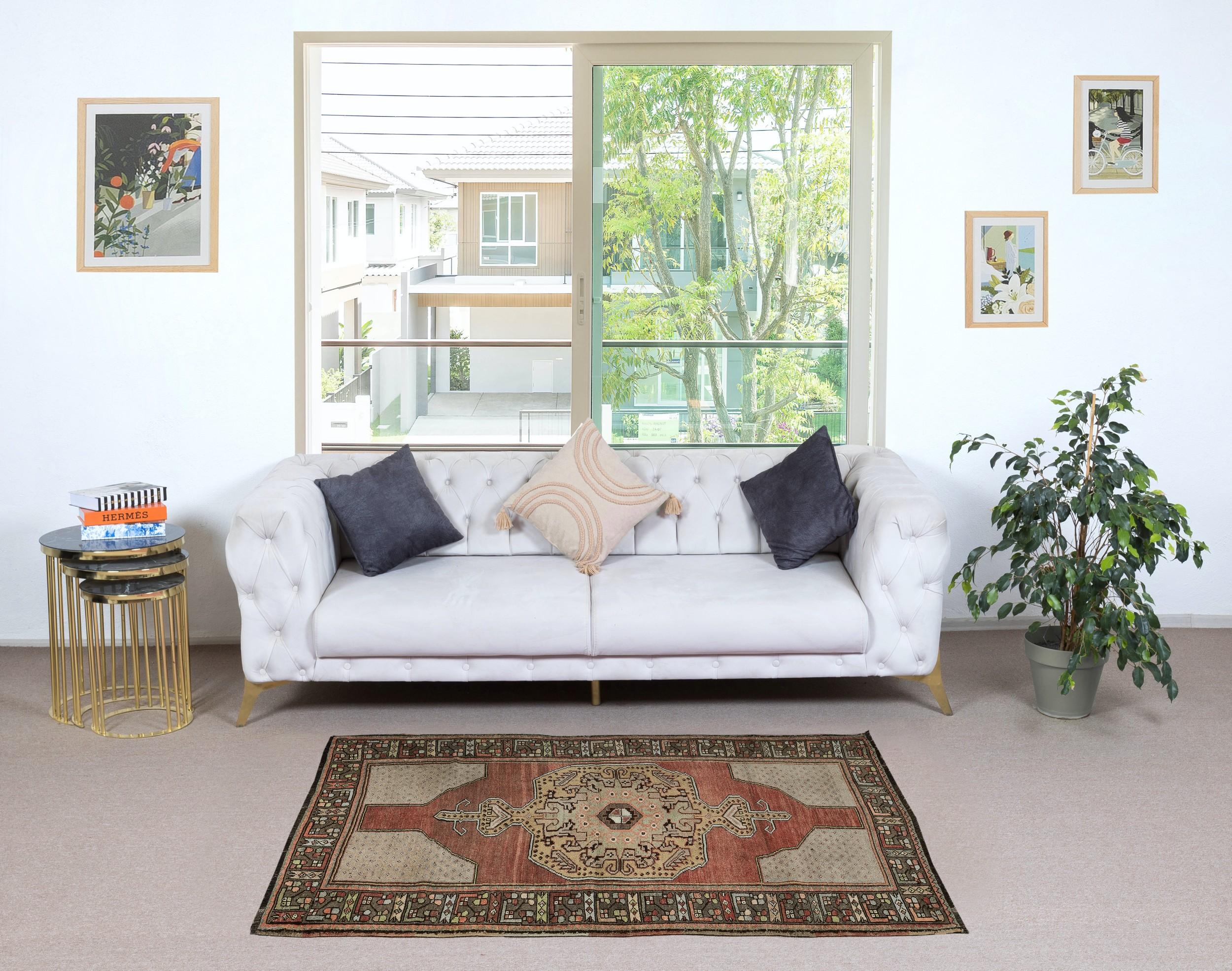 Aggiungi un tocco di eleganza senza tempo alla tua casa con questo tappeto turco vintage annodato a mano, realizzato al 100% in lana pregiata. Questo squisito pezzo cattura l'essenza dell'artigianato tradizionale dell'Anatolia, con motivi intricati