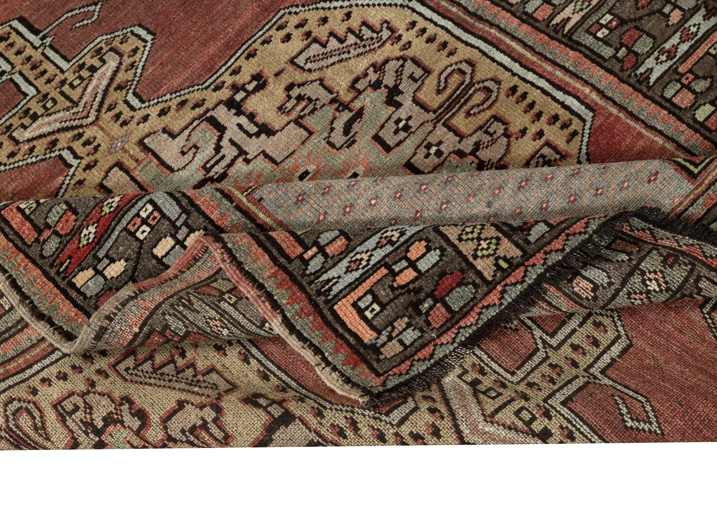 Rustico Tappeto turco vintage fatto a mano con medaglione, 4x5.4 Ft, unico nel suo genere. Tutta la lana in vendita