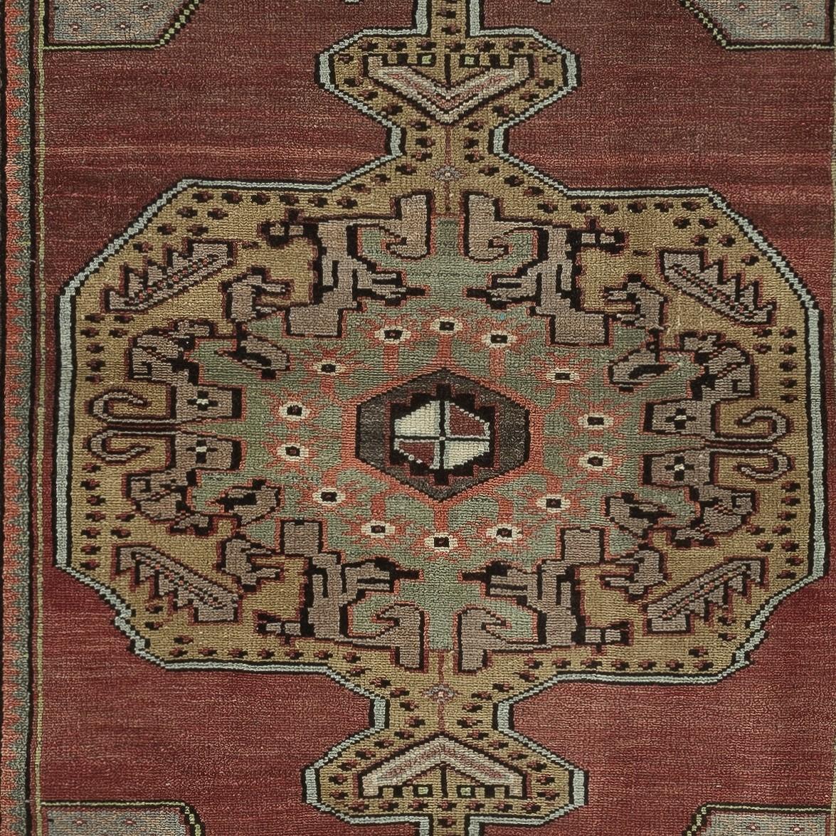 Annodato a mano Tappeto turco vintage fatto a mano con medaglione, 4x5.4 Ft, unico nel suo genere. Tutta la lana in vendita