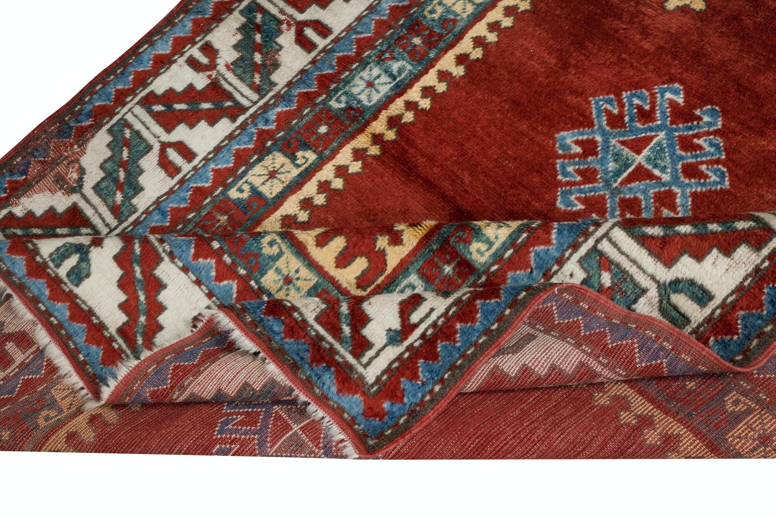 Rustique Reproduction d'un ancien tapis de prière Kazak du Caucase. 100% laine en vente