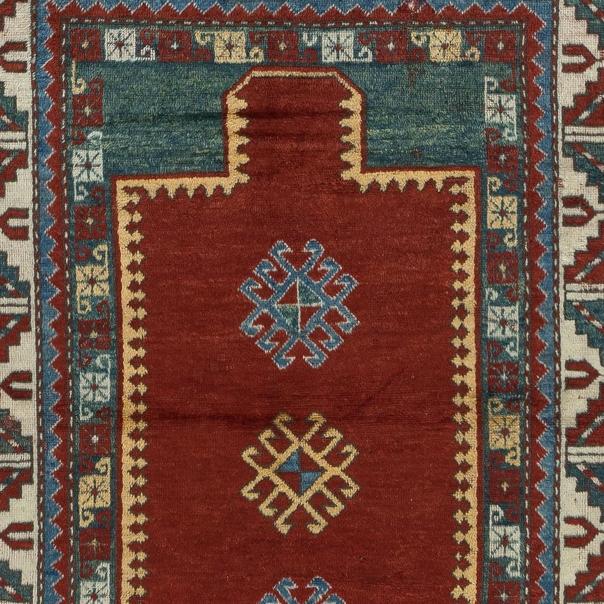 Noué à la main Reproduction d'un ancien tapis de prière Kazak du Caucase. 100% laine en vente