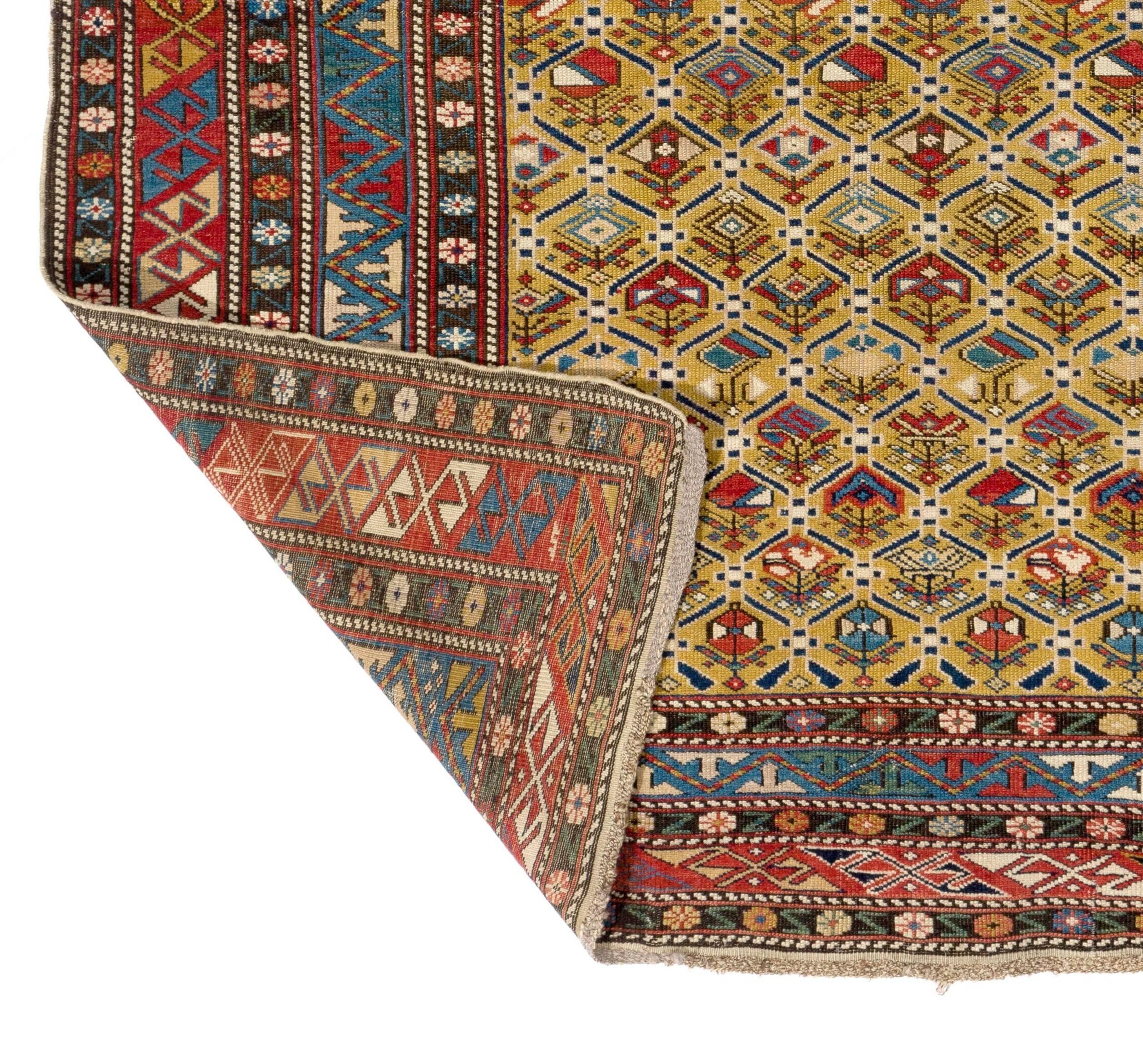 Tapis Shirvan caucasien ancien de 4 x5,5 m. Jaune Masse. Excellent état Excellent état - En vente à Spring Valley, NY