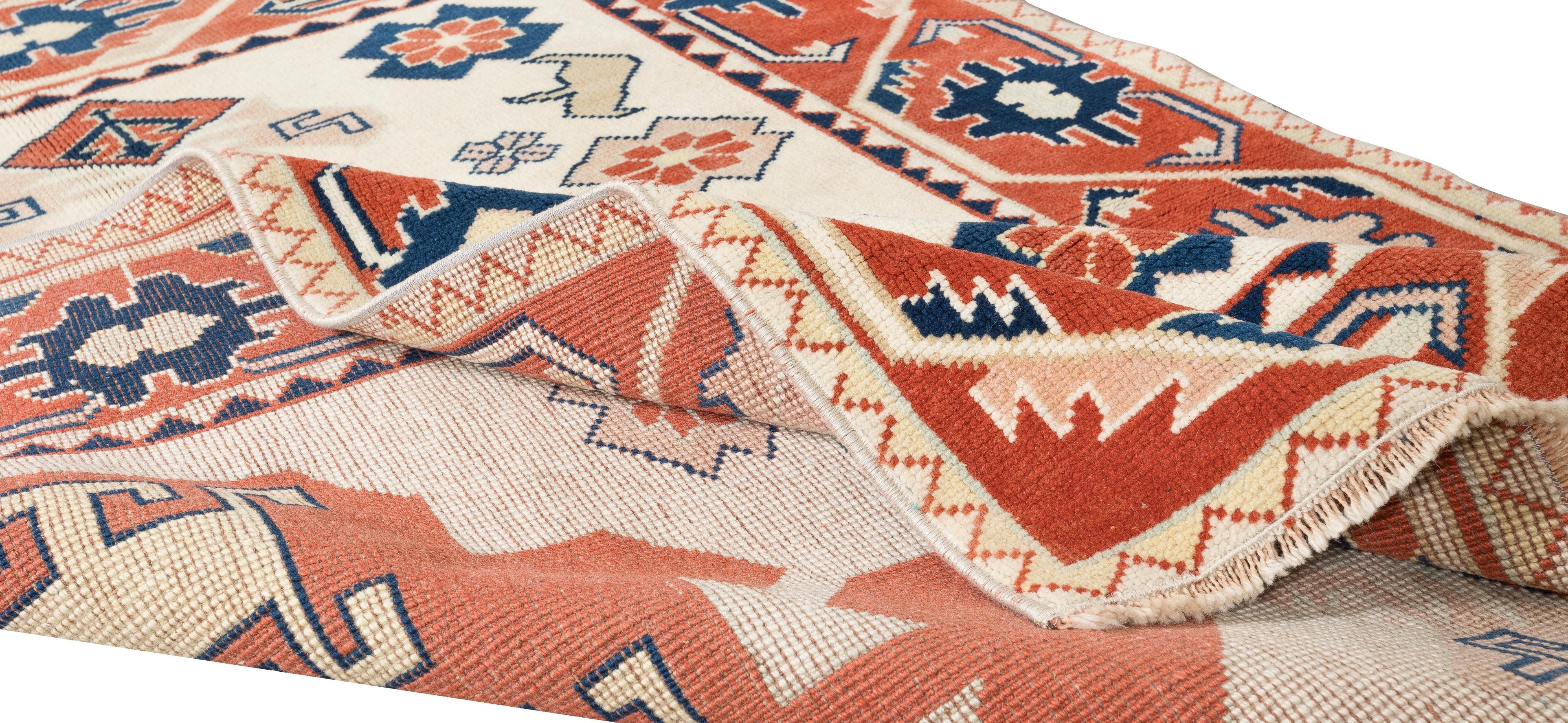 Moderno Tappeto turco geometrico moderno fatto a mano 4x5.6 Ft nei colori crema, rosso e blu in vendita