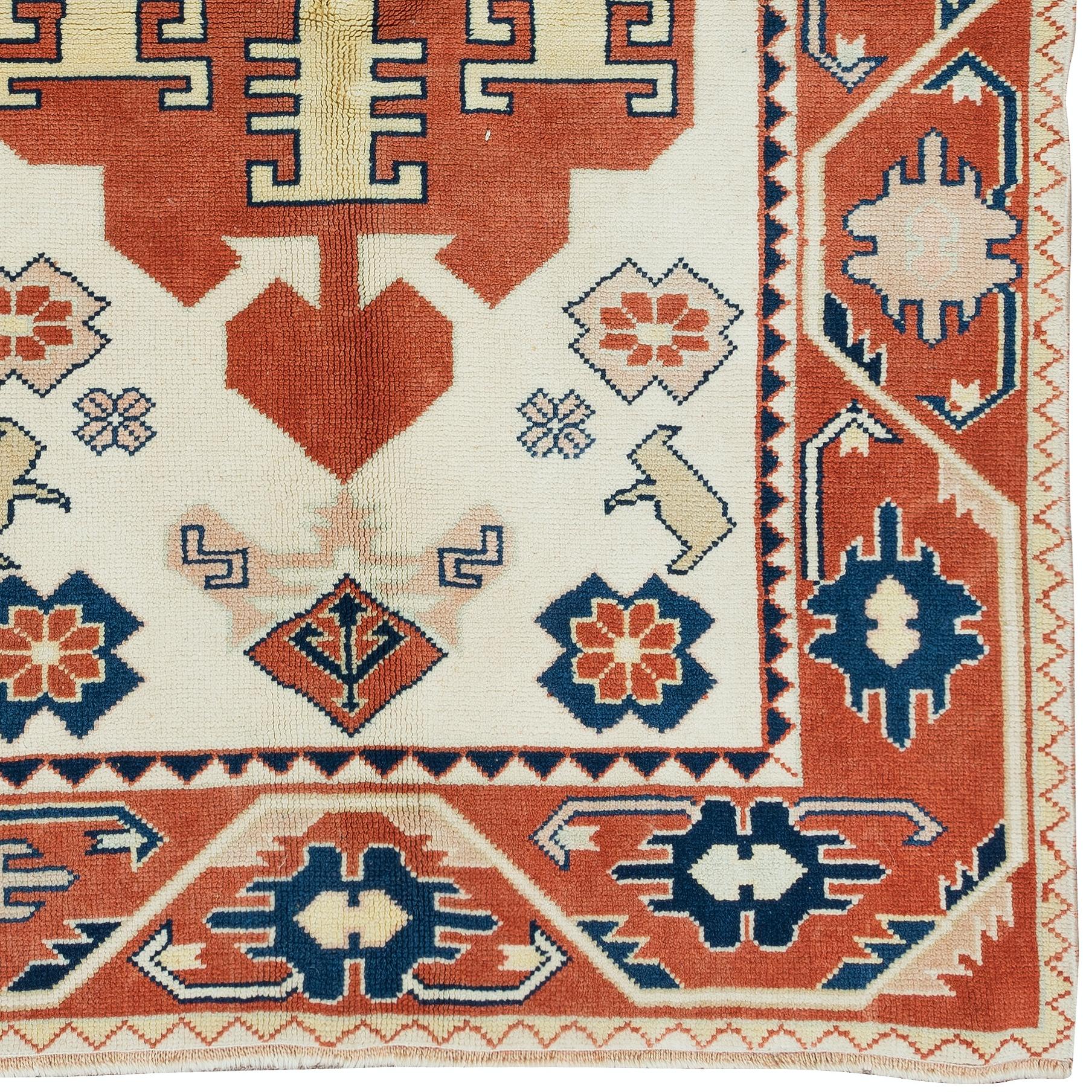 Annodato a mano Tappeto turco geometrico moderno fatto a mano 4x5.6 Ft nei colori crema, rosso e blu in vendita