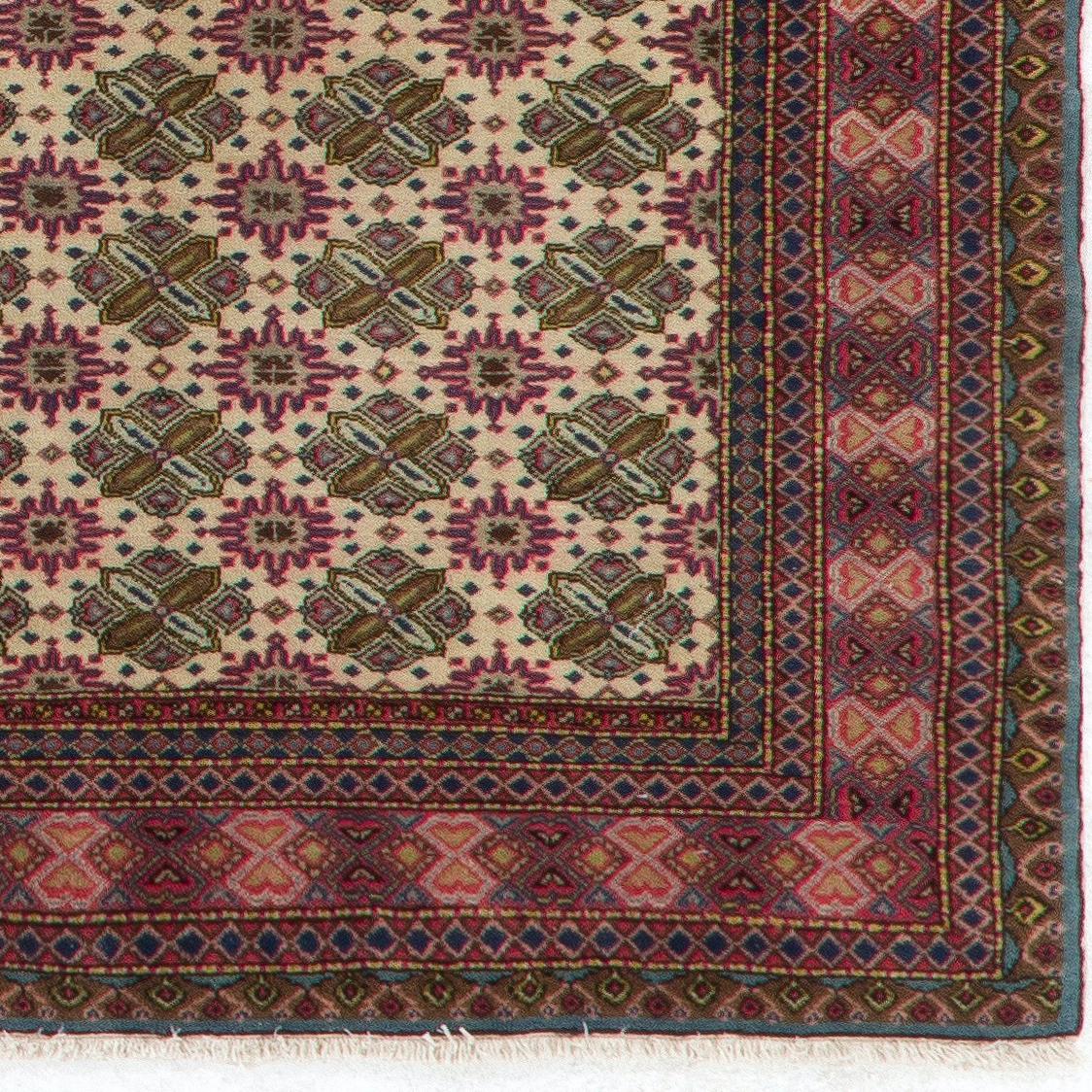 Un tappeto turco vintage finemente annodato a mano degli anni '60. Il tappeto è realizzato con un vello di lana medio su una base di lana. È pesante e si appoggia sul pavimento, in ottime condizioni e senza problemi. Il tappeto è stato lavato in