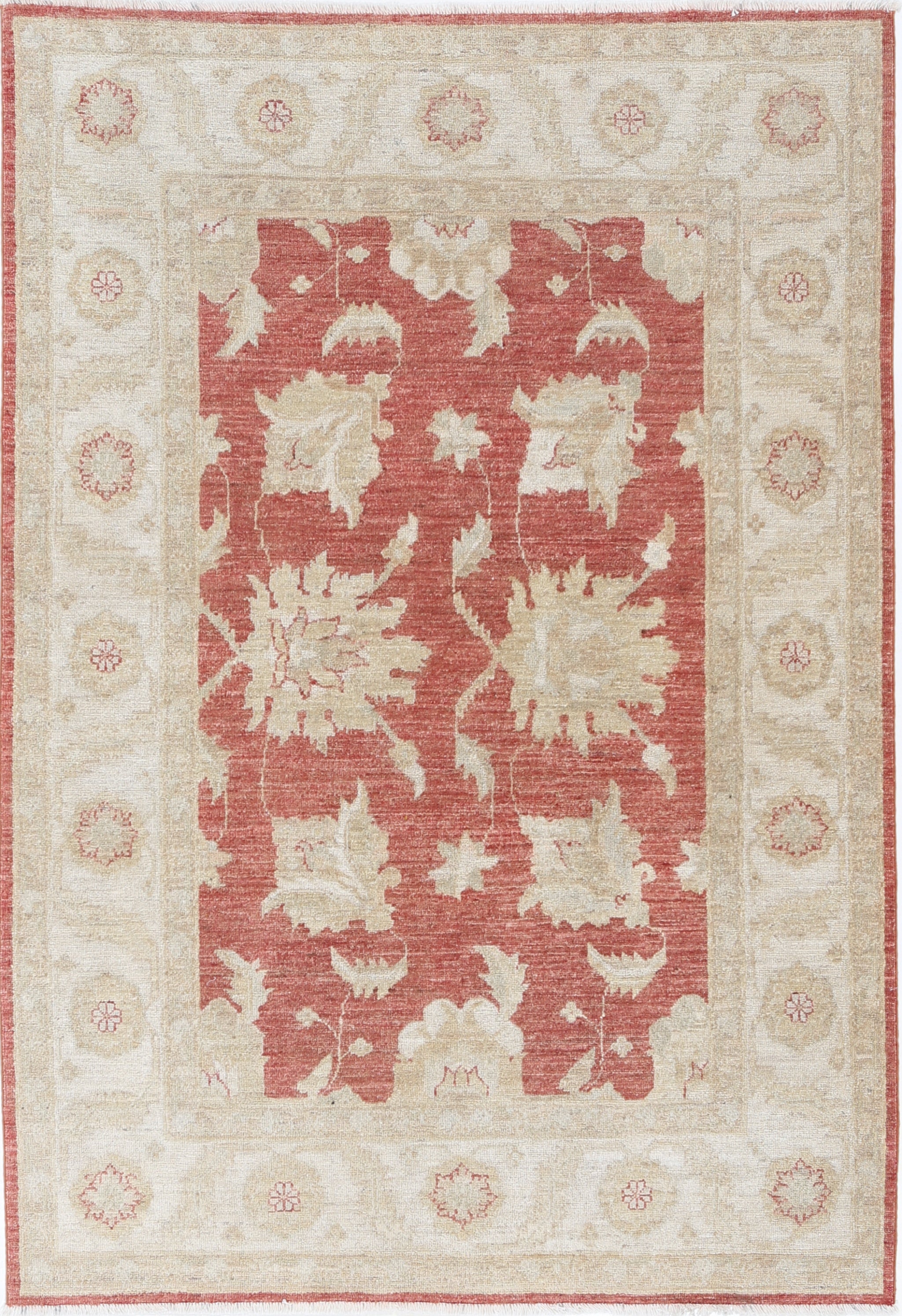 4x5.7 ft handgeknüpfter Blumenteppich mit rotem Feld und elfenbeinfarbener Bordüre. 100% Wolle