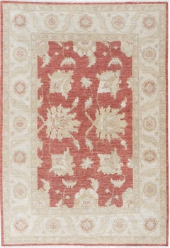 4x5.7 ft handgeknüpfter Blumenteppich mit rotem Feld und elfenbeinfarbener Bordüre. 100% Wolle