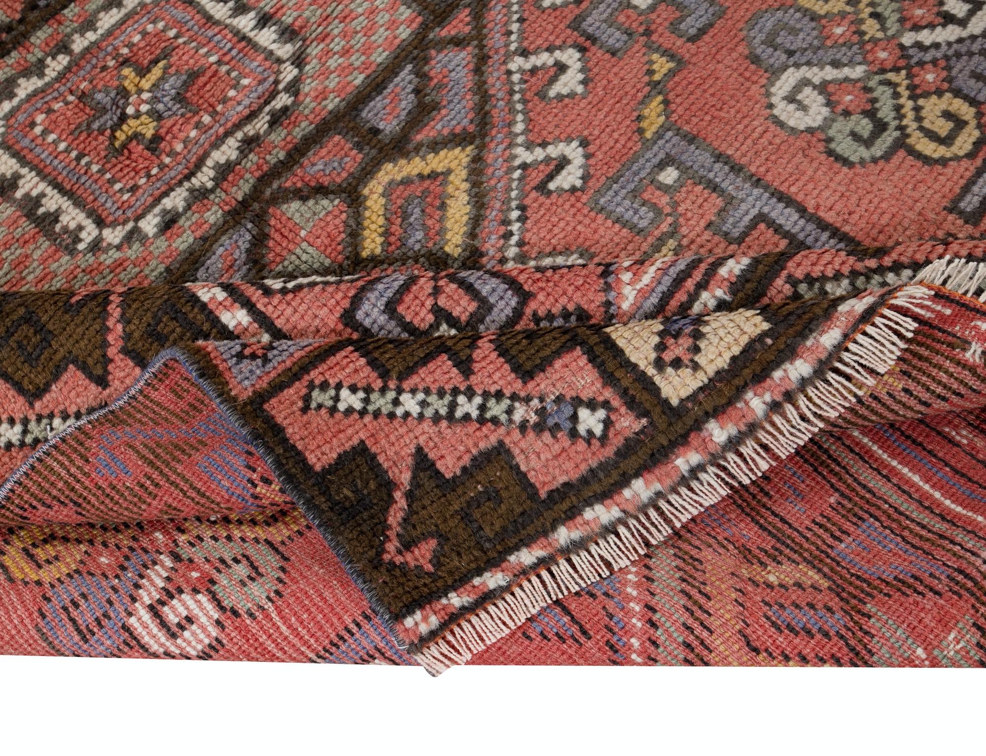 Tribal 4x5.7 Ft Handmade Geometric Medallion Design Rug, Vintage Turkish Red Carpet (tapis rouge turc vintage) en vente