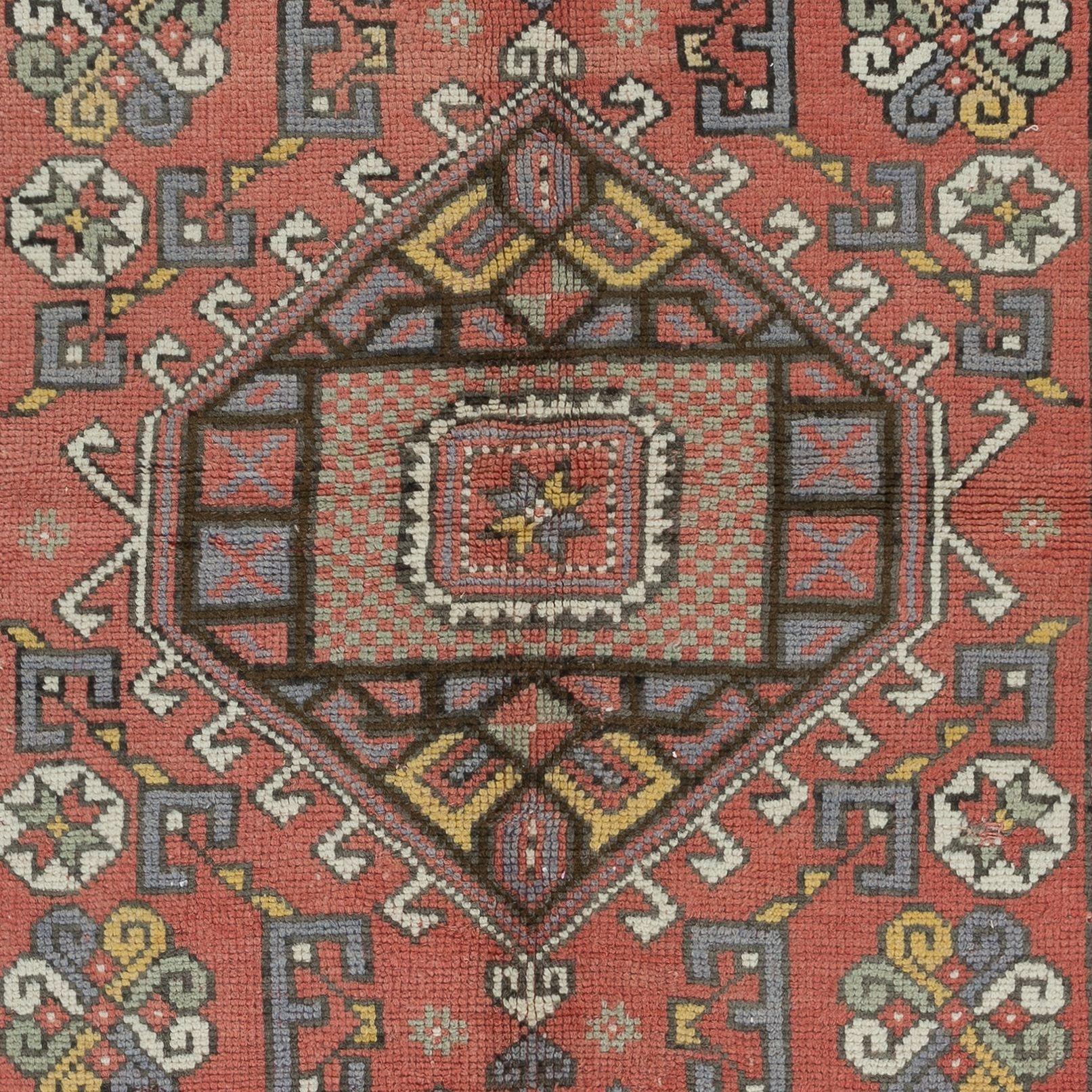 Noué à la main 4x5.7 Ft Handmade Geometric Medallion Design Rug, Vintage Turkish Red Carpet (tapis rouge turc vintage) en vente