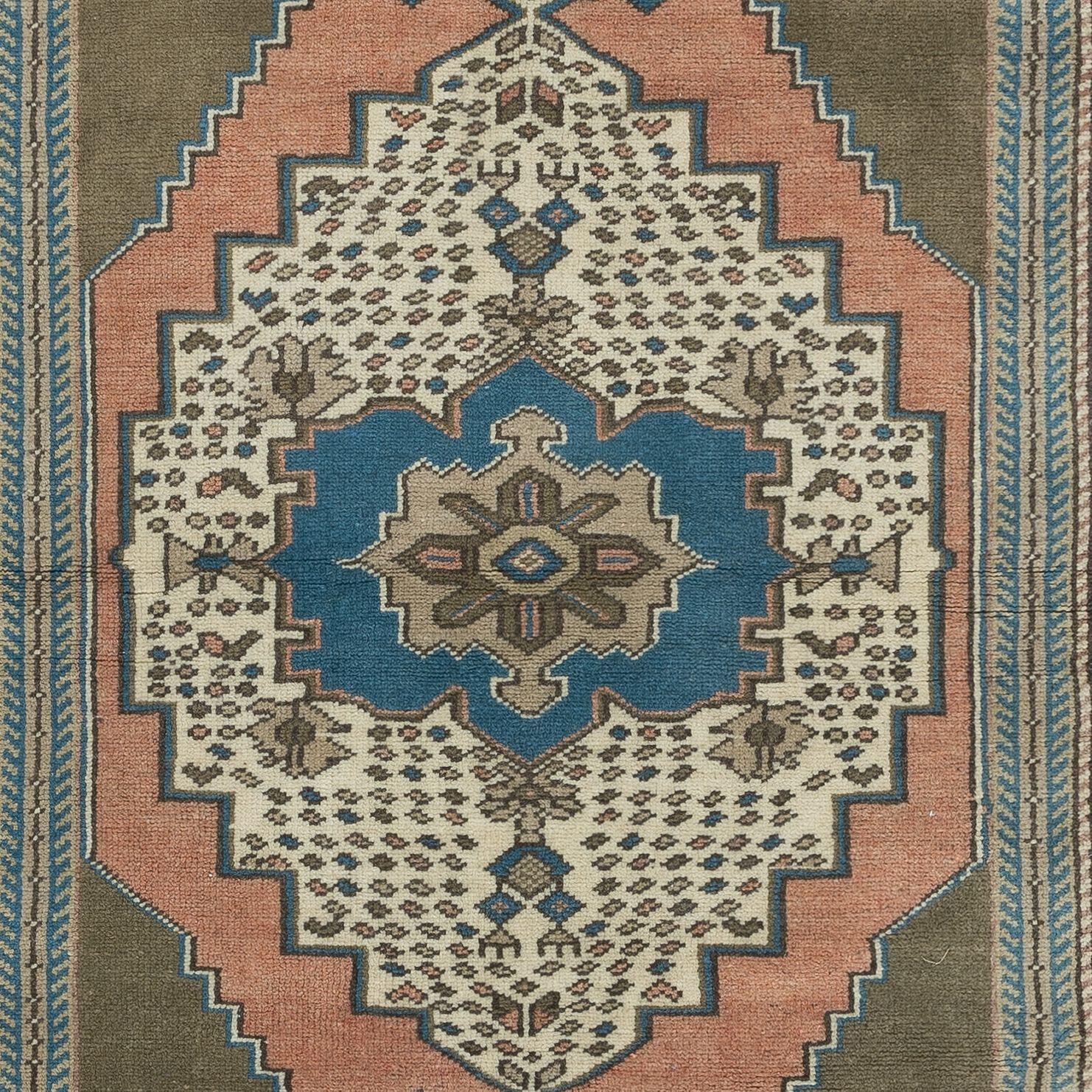 Noué à la main Tapis vintage turc tribal en laine, tapis oriental fait à la main, 4x5,7 Ft, unique en son genre en vente
