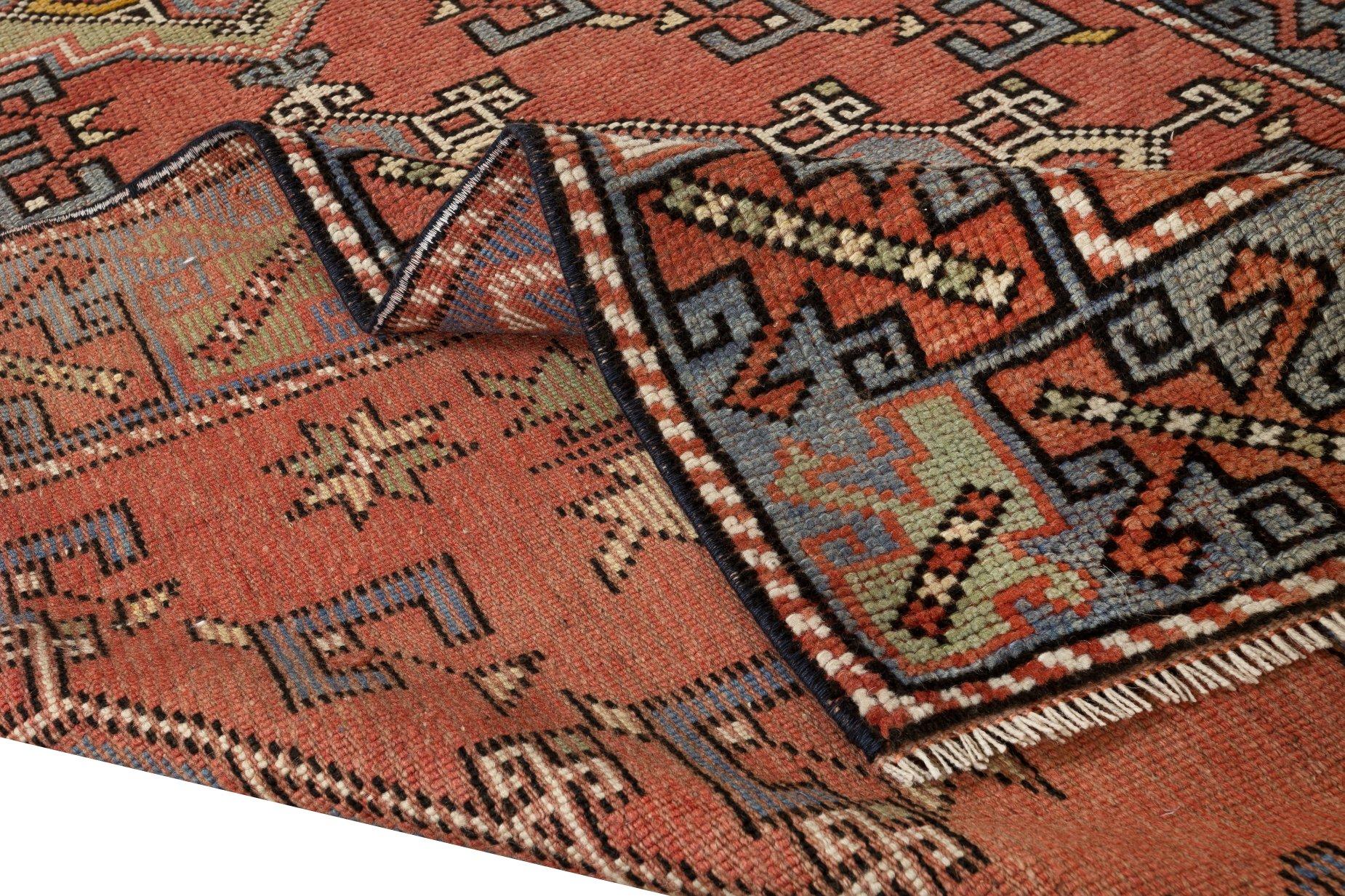 4x5.7 Ft Traditioneller halb antiker türkischer Teppich, ca. 1940 (Stammeskunst) im Angebot
