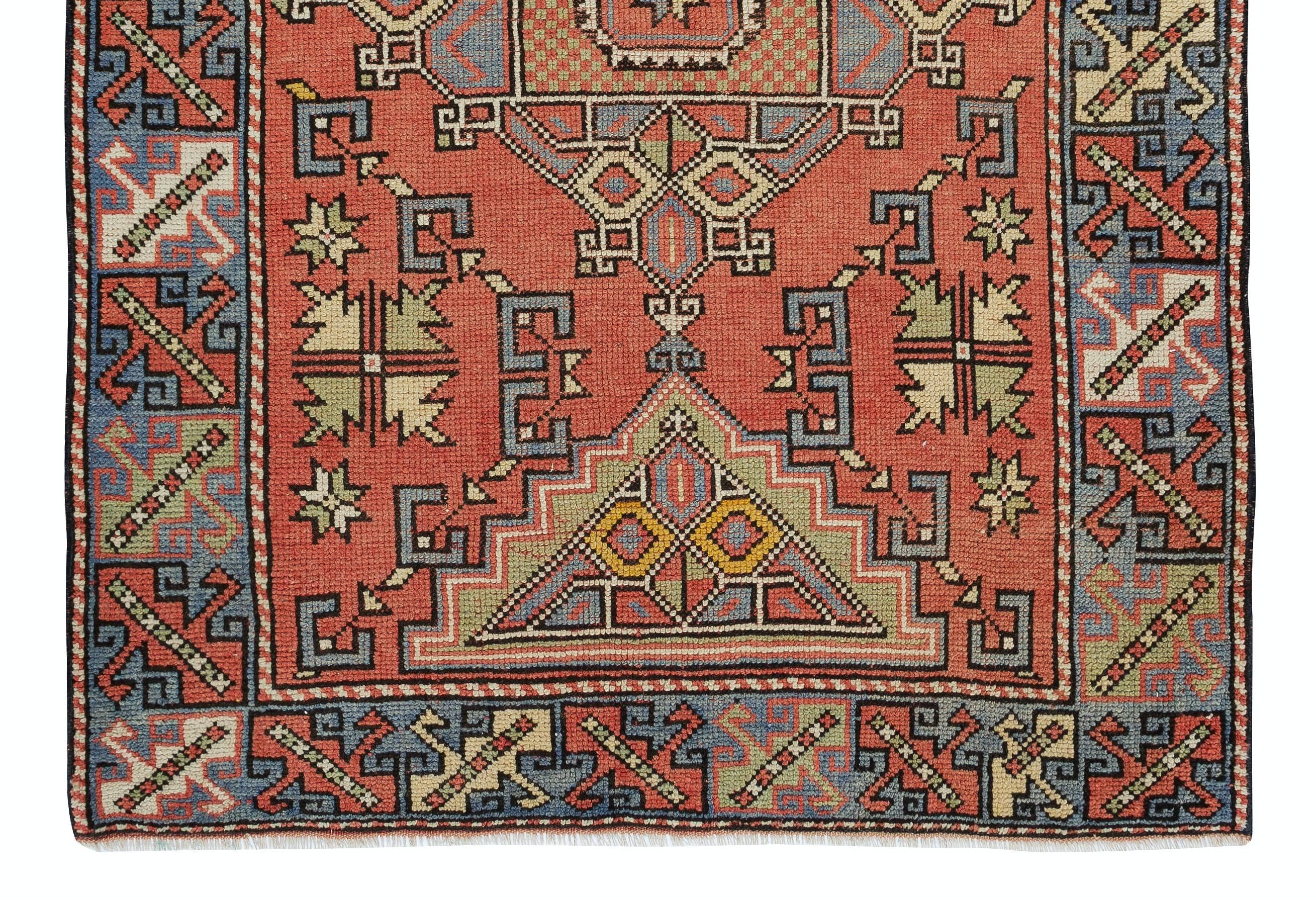 4x5.7 Ft Traditioneller halb antiker türkischer Teppich, ca. 1940 (Handgewebt) im Angebot