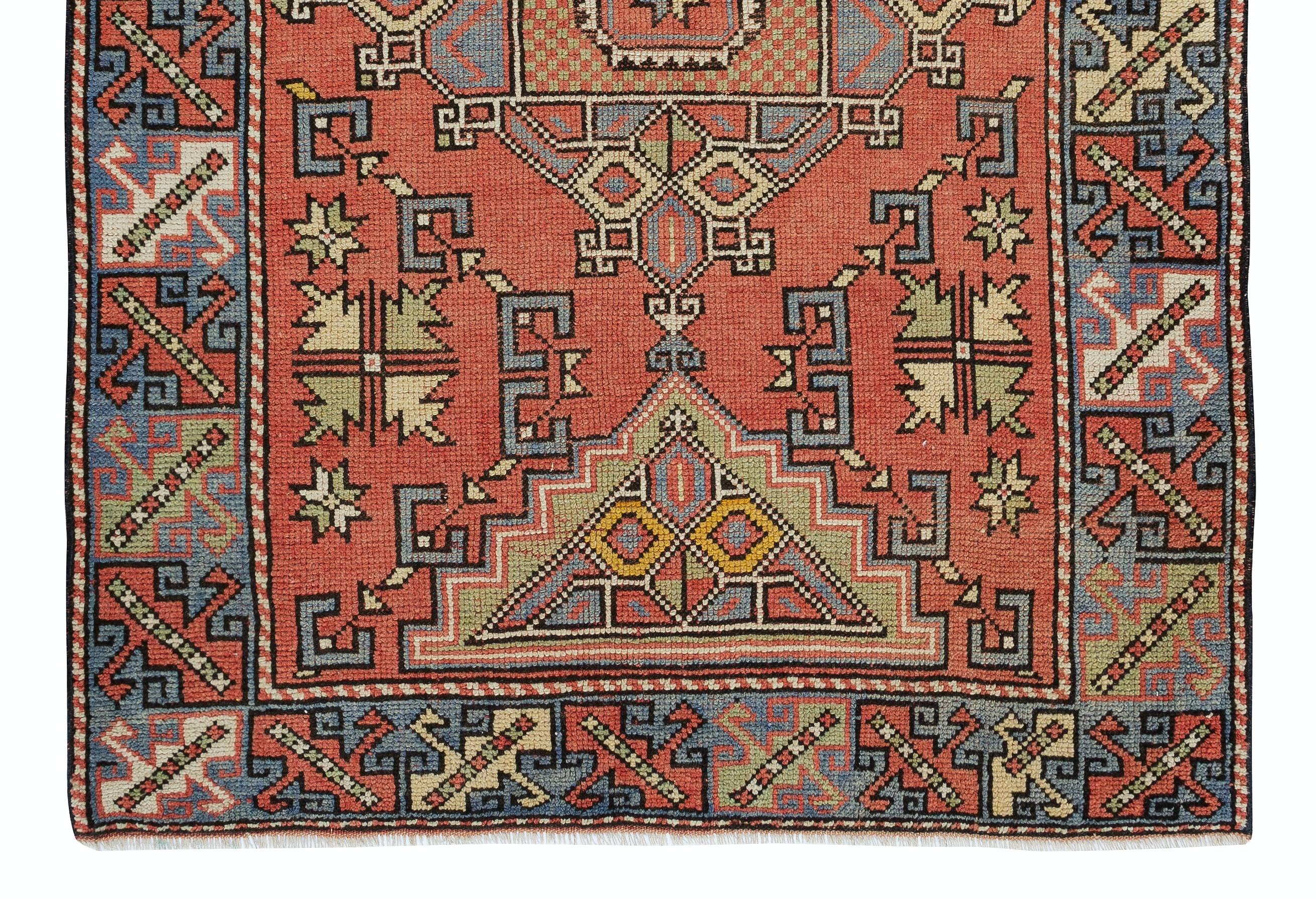 4x5.7 Ft Traditioneller halb antiker türkischer Teppich, ca. 1940 (Handgeknüpft) im Angebot