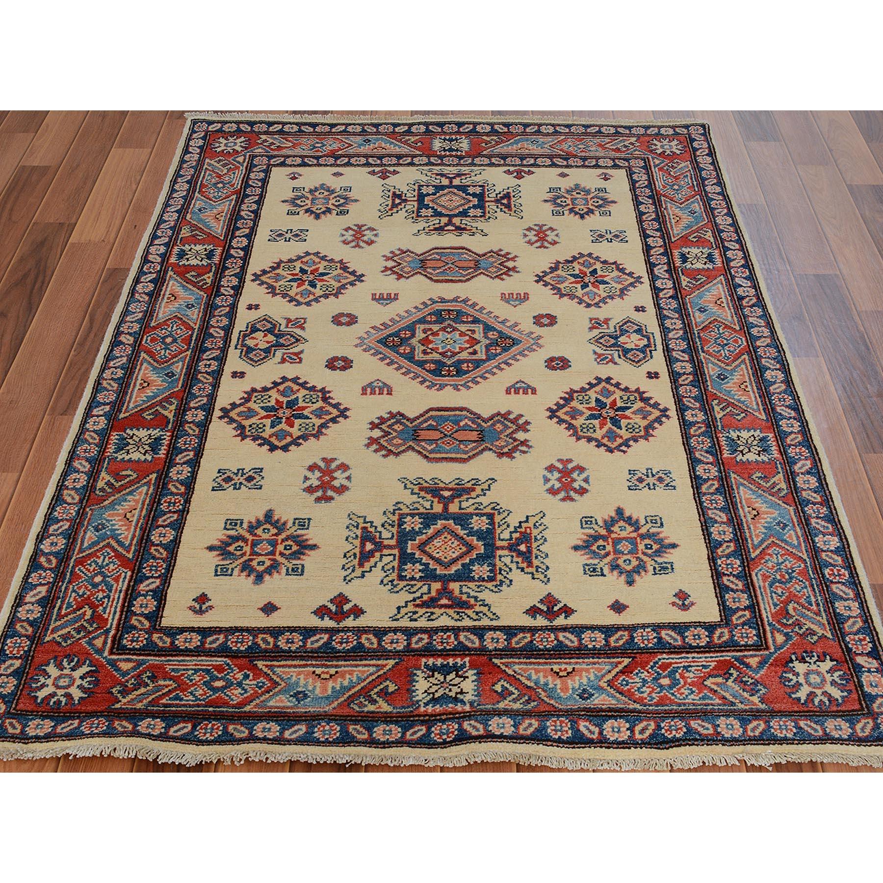 Dies ist eine wirklich echte ein-of-a-kind Elfenbein Special Kazak Geometrische Design reine Wolle handgeknüpft Orientteppich. Es wurde monatelang von erfahrenen Handwerkern in der jahrhundertealten persischen Webtechnik gewebt.
Primäre MATERIALIEN: