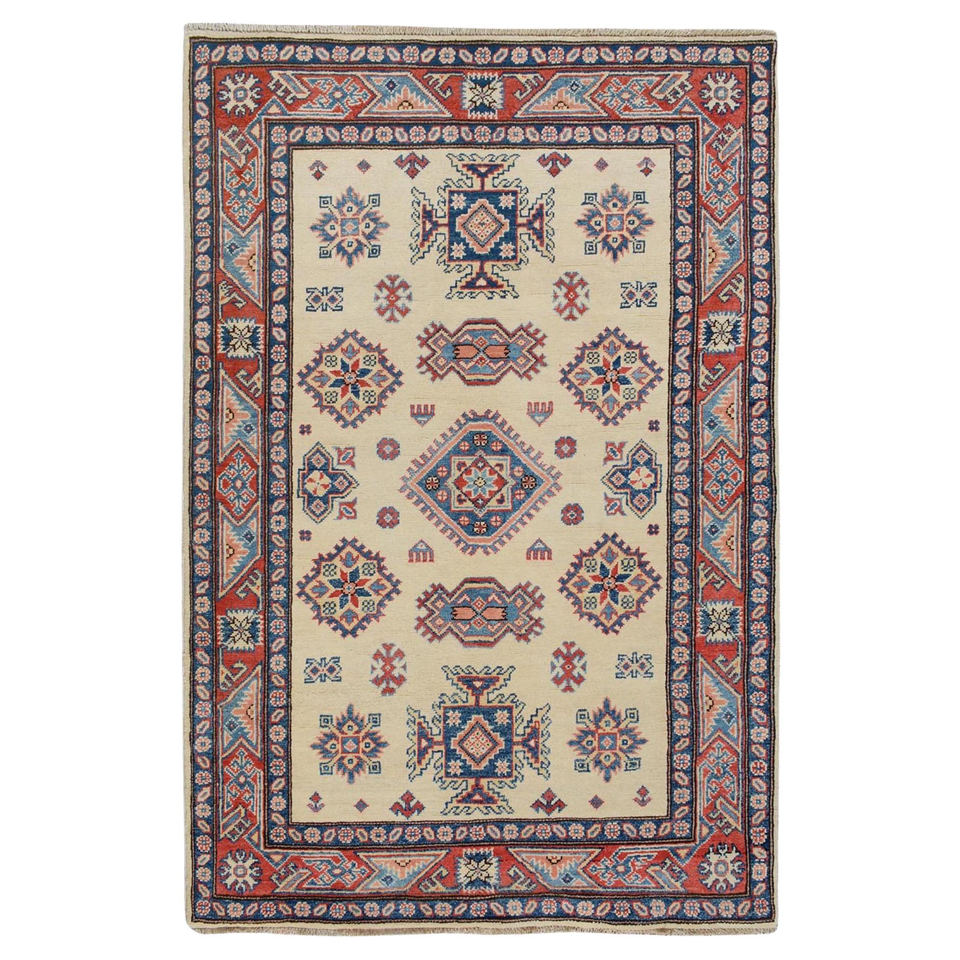 4'x5'7" Elfenbein Spezial Kazak Geometrisches Design Reine Wolle Hand Made Orientteppich