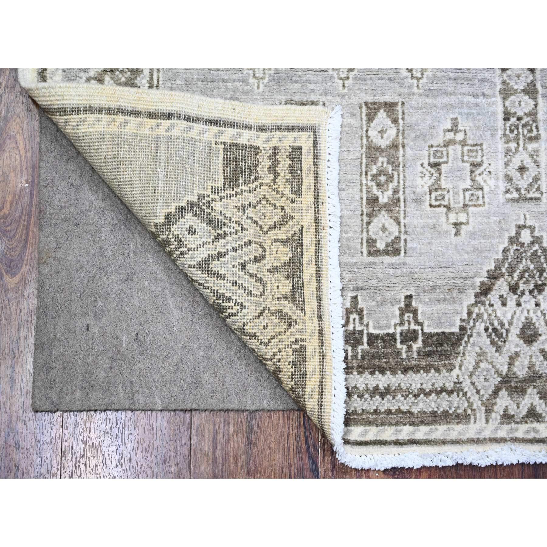 Grigio cenere, pura lana annodata a mano, pregiato Peshawar con motivi geometrici intricati e tinture naturali, tappeto orientale
Materiali primari: Lana
Lattice: No Pile 
altezza: 0,25 pollici
Stile: Di transizione
Colore primario: Grigio
Colori