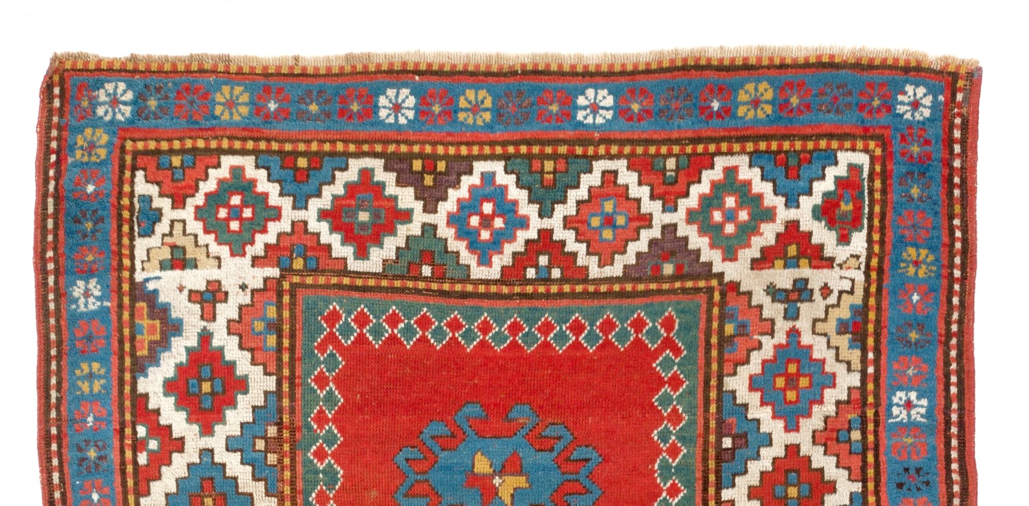 Ancien tapis caucasien Bordjalou Kazak, vers 1880. Mesures : 4 x 5.8 ft.
Très bon état, entièrement d'origine. 
100% laine, teintures naturelles.