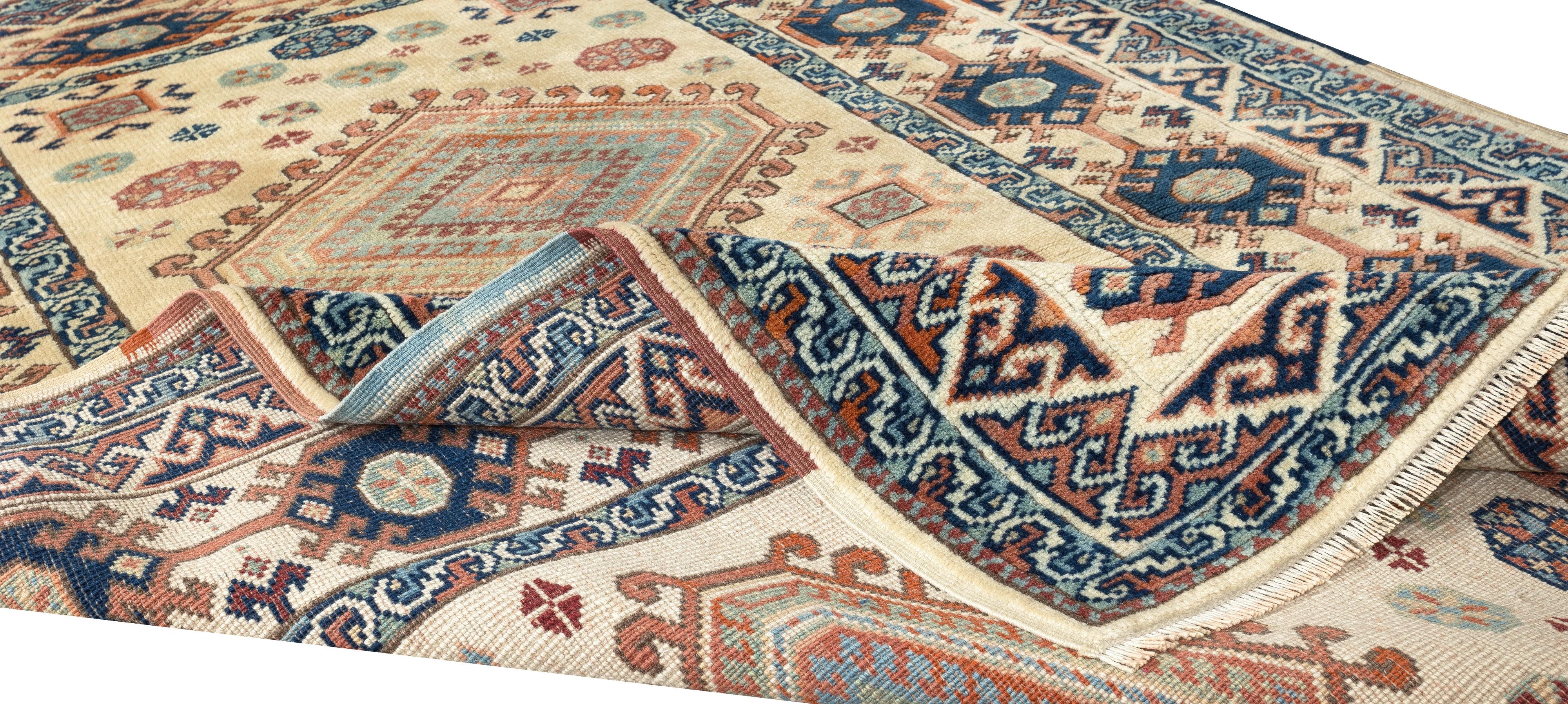 4x5.8 Ft handgefertigter türkischer Teppich des späten 20. Jahrhunderts mit zwei geometrischen Medaillons (Rustikal) im Angebot