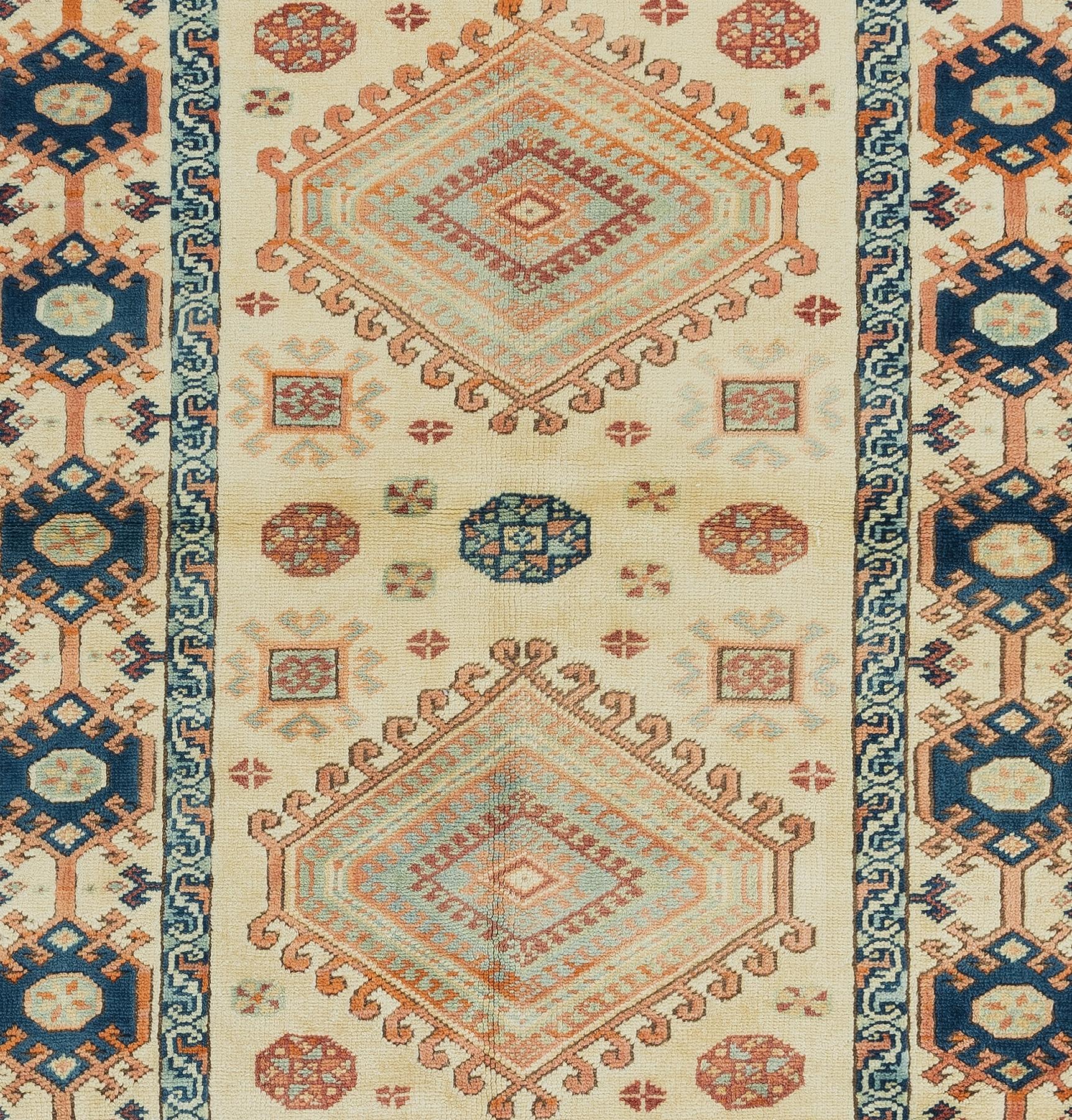 4x5.8 Ft handgefertigter türkischer Teppich des späten 20. Jahrhunderts mit zwei geometrischen Medaillons (Türkisch) im Angebot