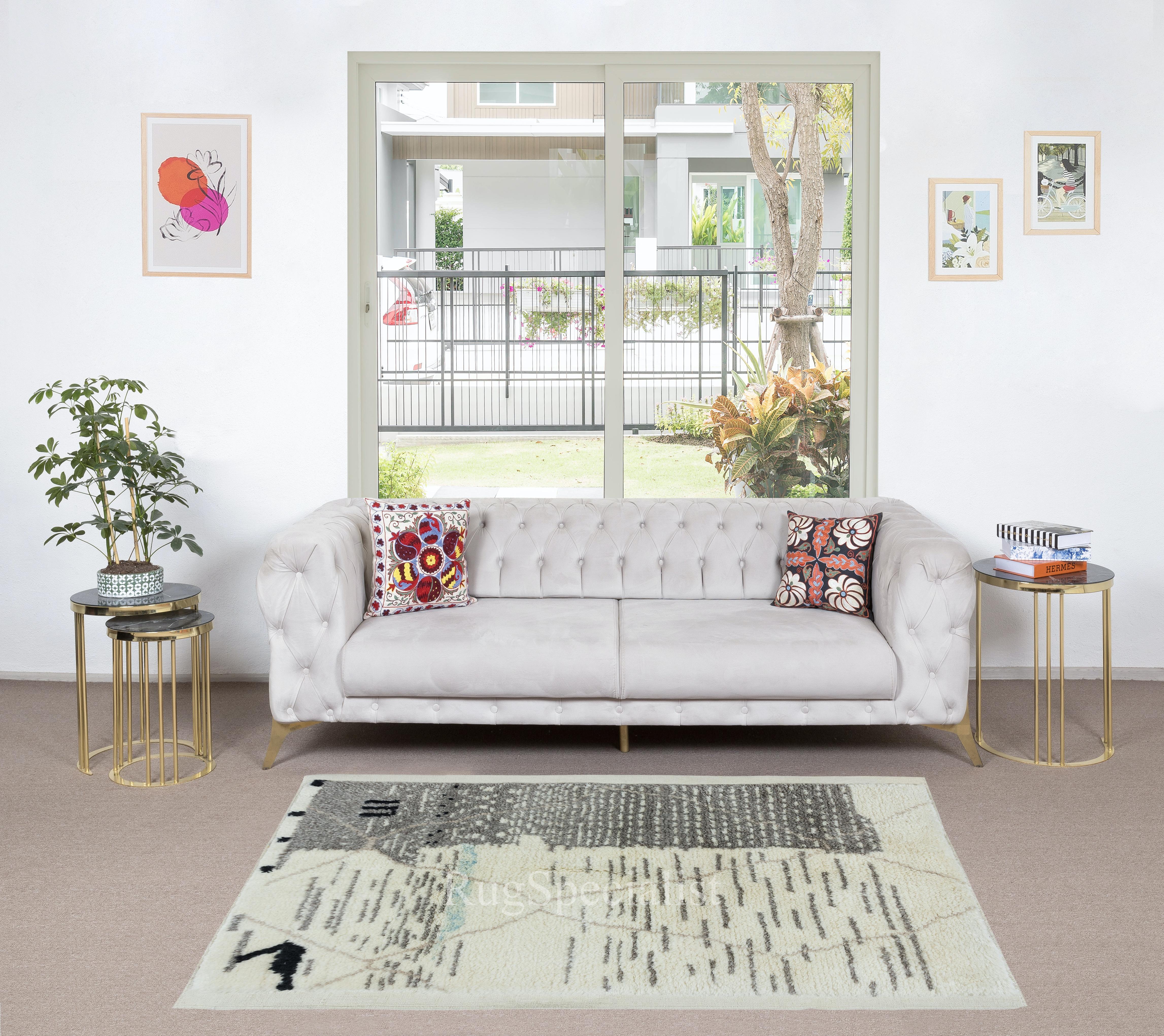 Eleva il tuo spazio abitativo con il fascino squisito di questo nuovo tappeto moderno annodato a mano in berbero marocchino Beni Ourain, realizzato con precisione e cura in lana al 100%. Combinando il fascino del design marocchino con la sensibilità