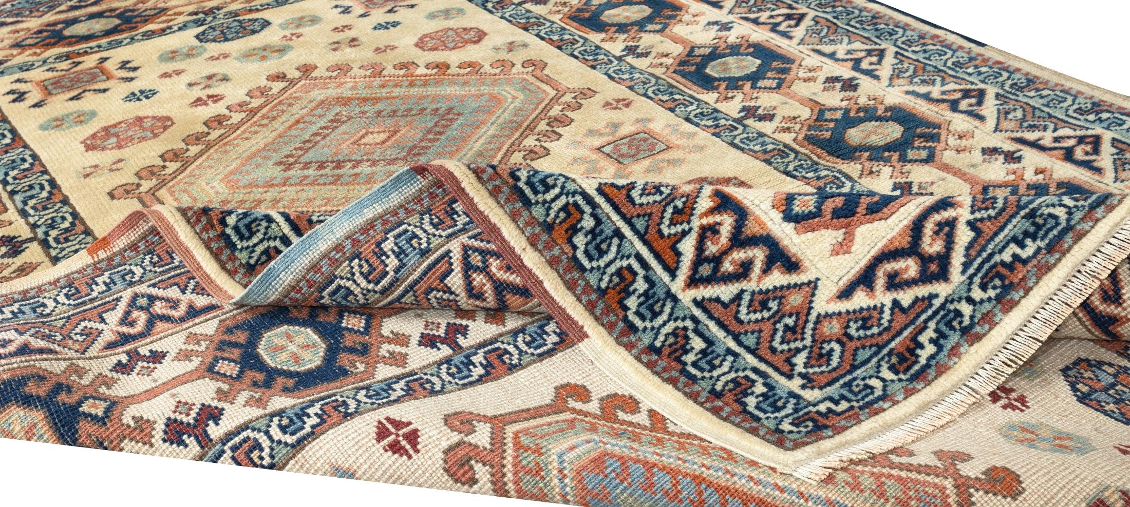 Rustico Tappeto d'accento turco contemporaneo fatto a mano 4x5.8 Ft con due medaglioni geometrici in vendita