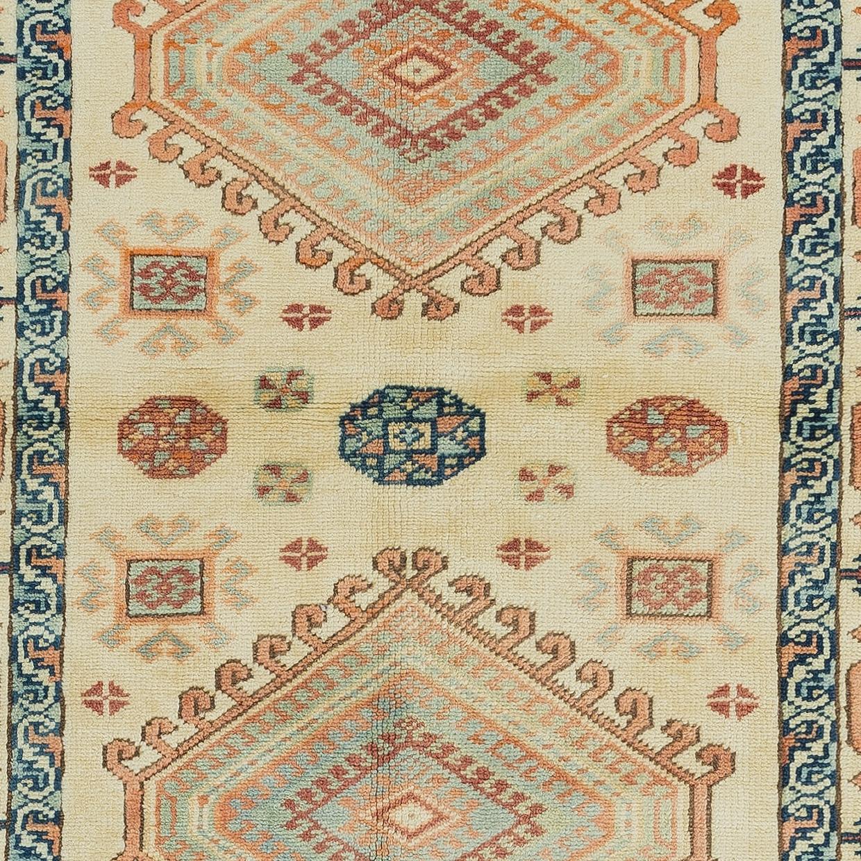 Annodato a mano Tappeto d'accento turco contemporaneo fatto a mano 4x5.8 Ft con due medaglioni geometrici in vendita