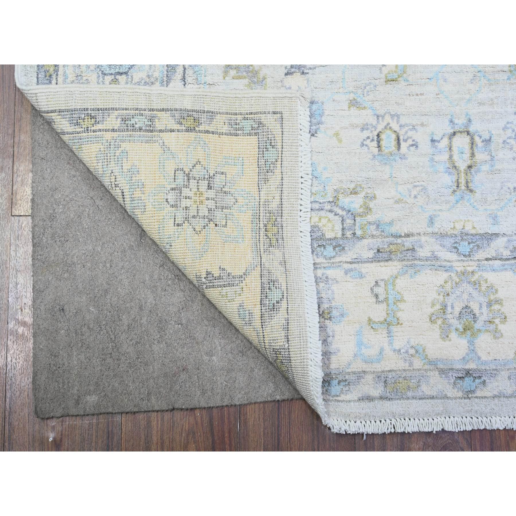 è un vero e proprio tappeto orientale unico nel suo genere, di colore White Wash Peshawar con motivi. È stato annodato per mesi e mesi con tecniche di tessitura secolari da esperti artigiani.
Materiali primari: Lana
Lattice: No Pile 
altezza: 0,25