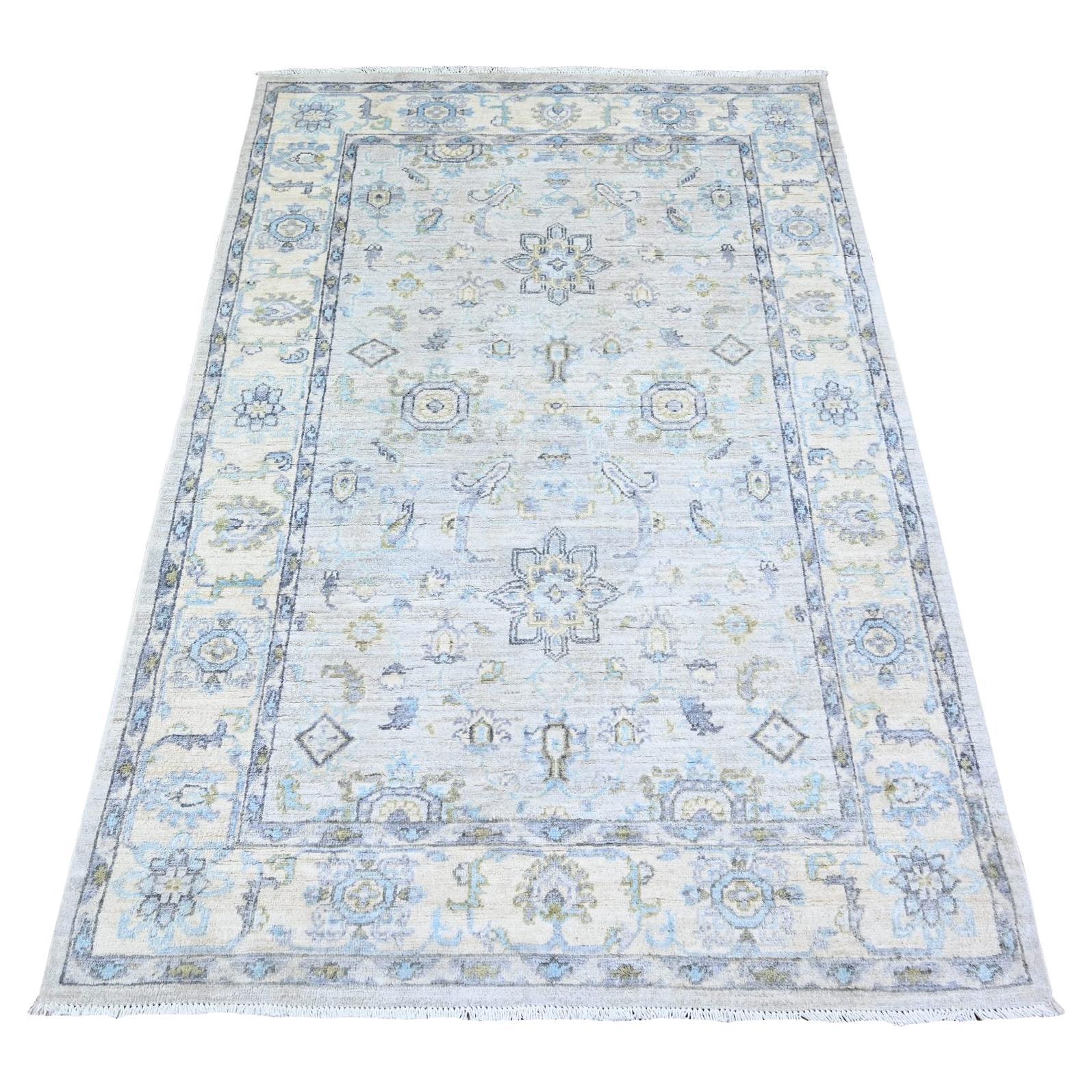 Tappeto 4'x5'9" Chrome Gray White Wash Peshawar con motivi in morbida lana annodata a mano in vendita