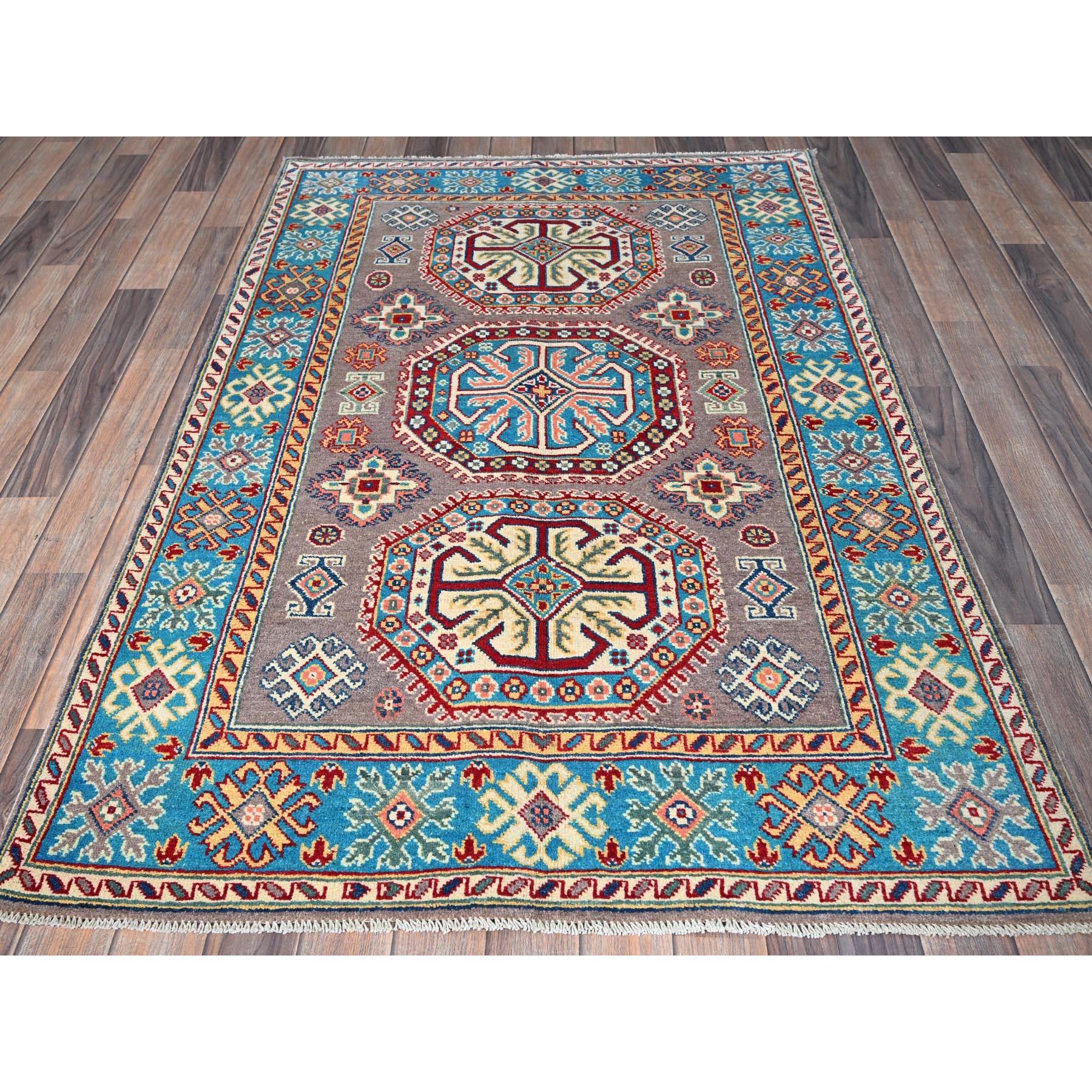 Gris tourterelle, noué à la main, Kazak avec design de médaillons géométriques, teintures végétales, tissage plus dense, laine douce et brillante, tapis d'Orient
Matières premières : Laine
Latex : Pas de poils 
hauteur : 0,25 pouces
Style :