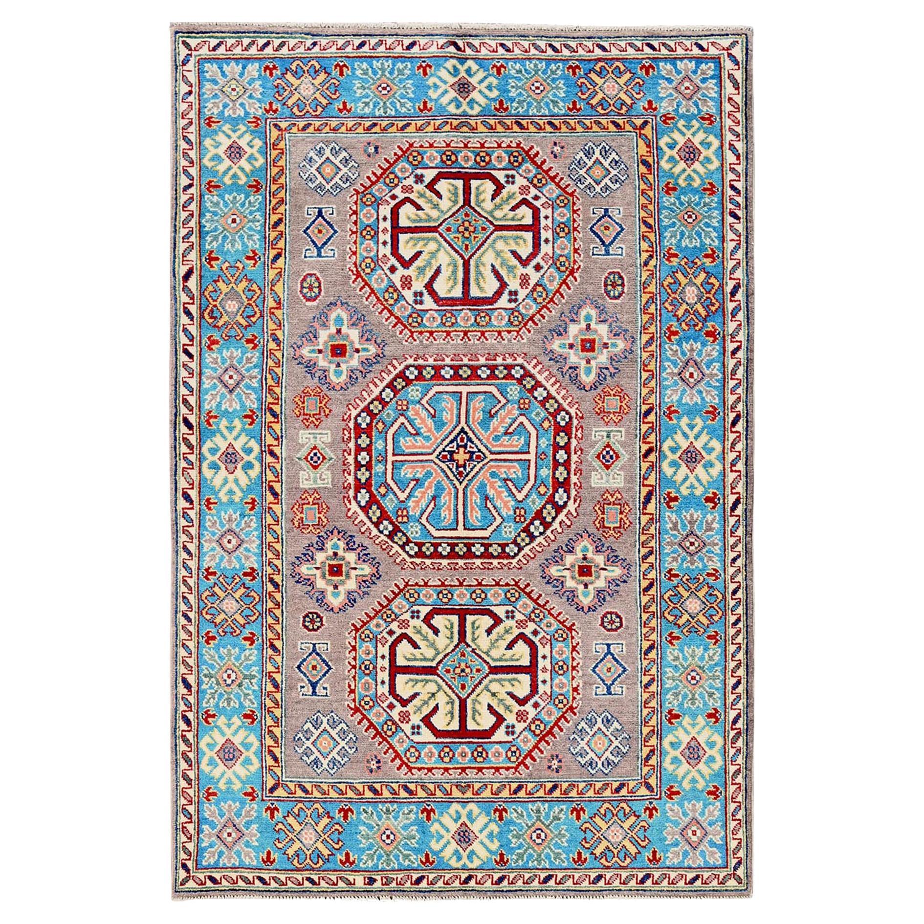 4'x5'9" Gris tourterelle Kazak noué à la main Médaillons géométriques Design/One Tapis de laine souple