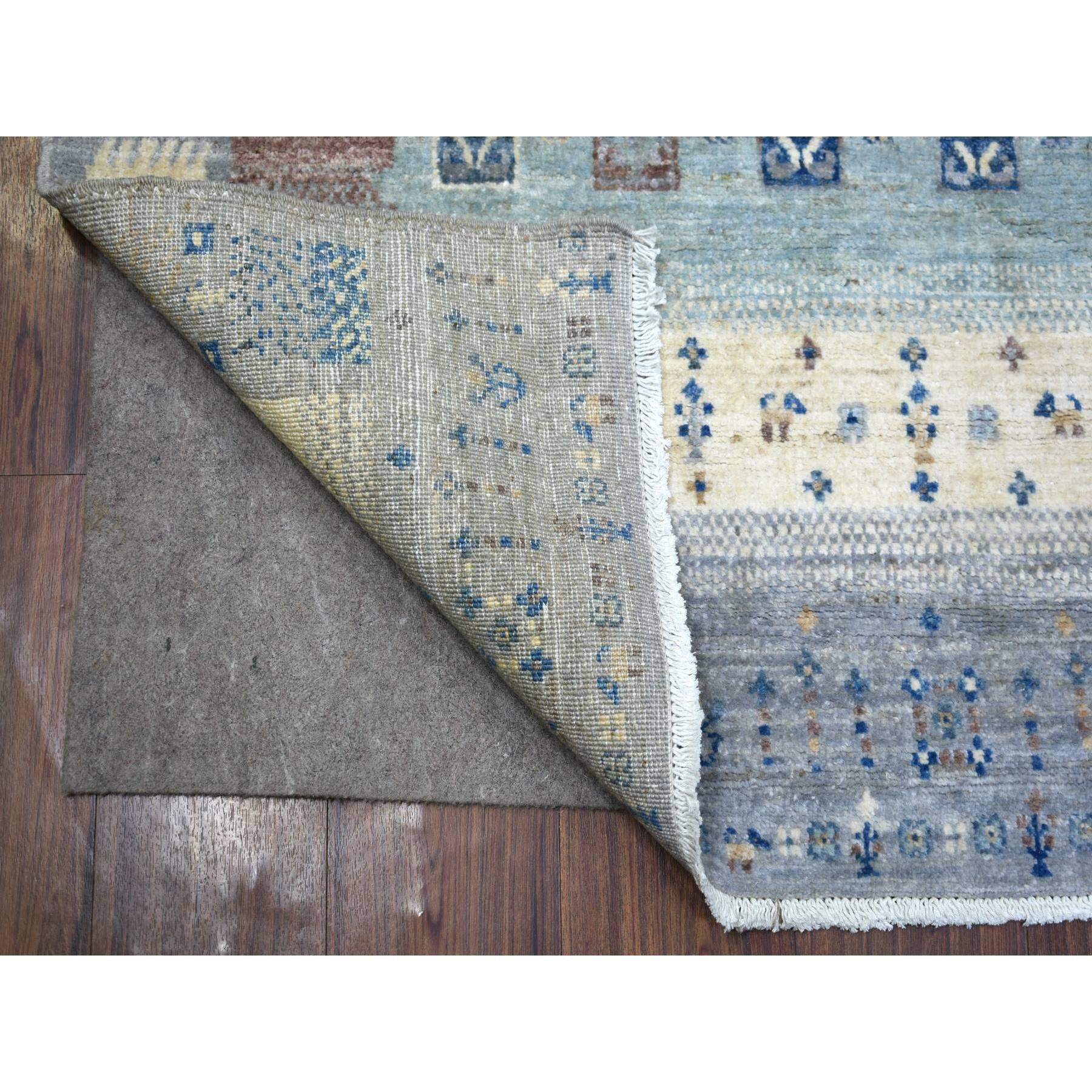 Dies ist eine wirklich echte one-of-a-kind grau, Afghan Kashkuli Gabbeh beeinflusst von Motiven in der Natur, handgesponnene Wolle, natürliche Farbstoffe, handgeknüpft, Orientteppich. Es wurde monatelang in jahrhundertealten Webtechniken geknüpft