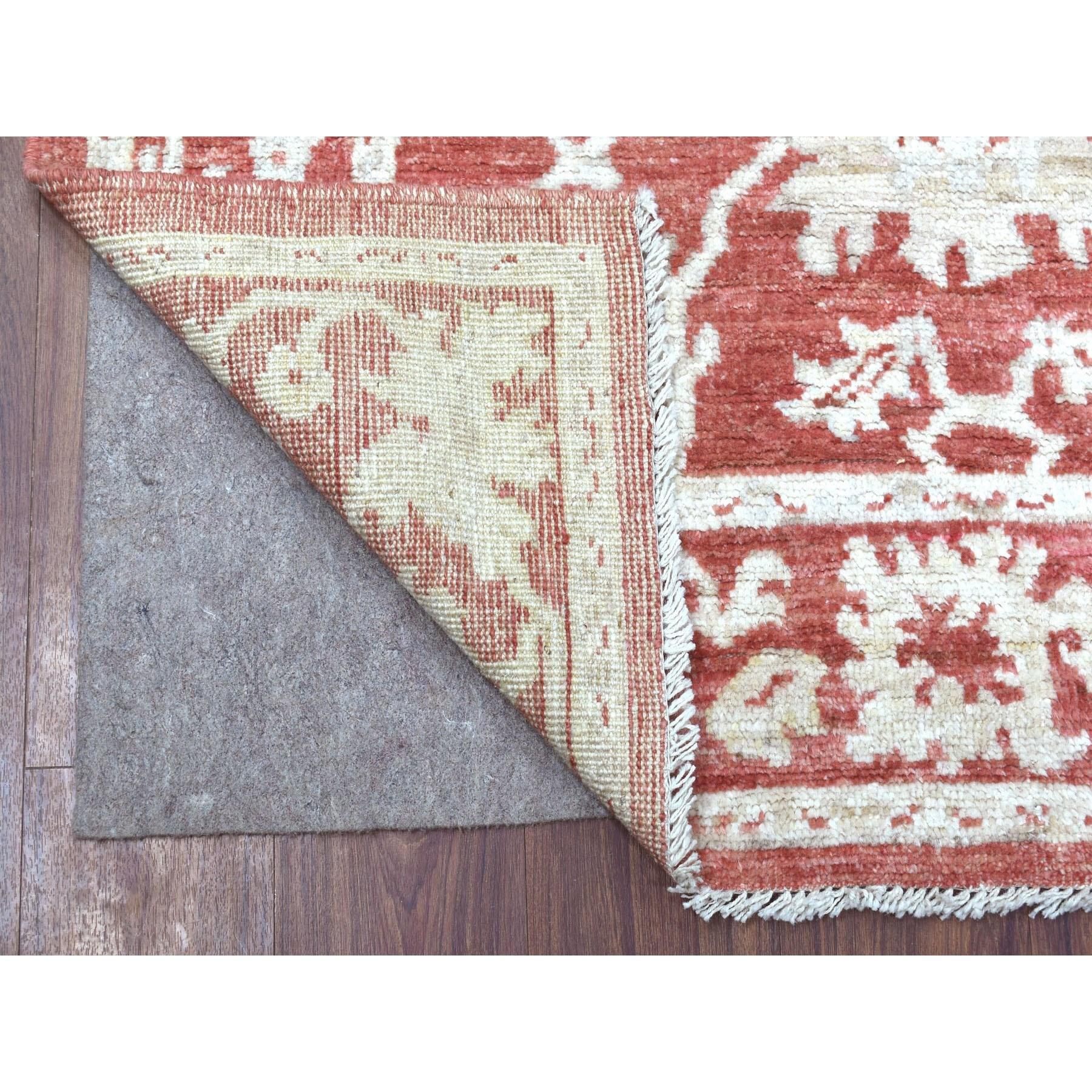 Dies ist eine wirklich echte one-of-a-kind Hand geknüpft Ziegelrot Angora Oushak reine afghanische Wolle mit weichen, samtigen Plüsch Orientteppich. Es wurde monatelang von erfahrenen Kunsthandwerkern in jahrhundertealten Webtechniken