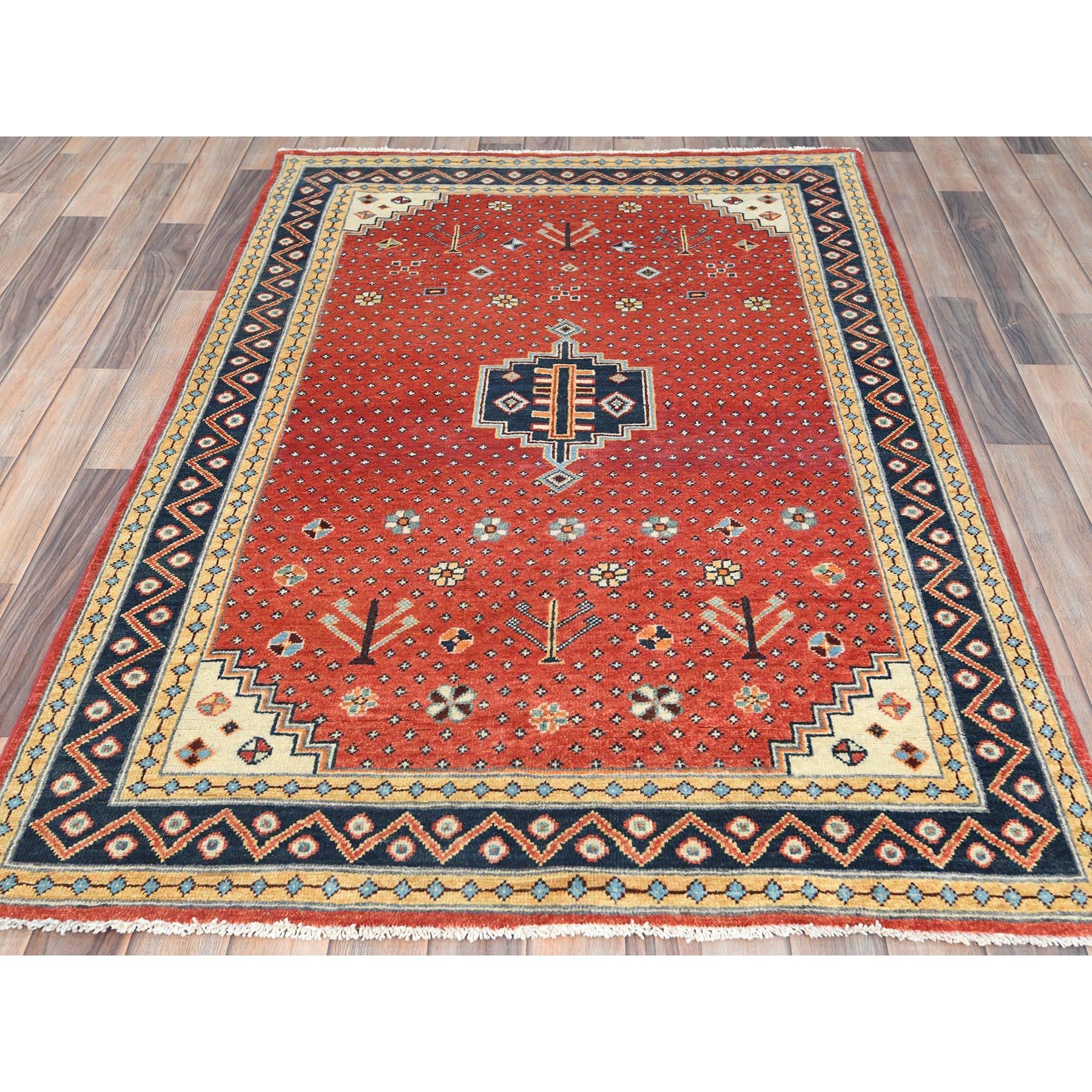 Imperial Red, Special Kazak mit großem Medaillon, natürliche Farbstoffe, Bio-Wolle, handgeknüpft, Orientteppich
Primäre MATERIALIEN: Wolle
Latex: Kein Flor 
Höhe: 0,25 Zoll
Stil: Transitional
Grundfarbe: Rot
Sekundäre Farben: Blau, Gelb, Braun,