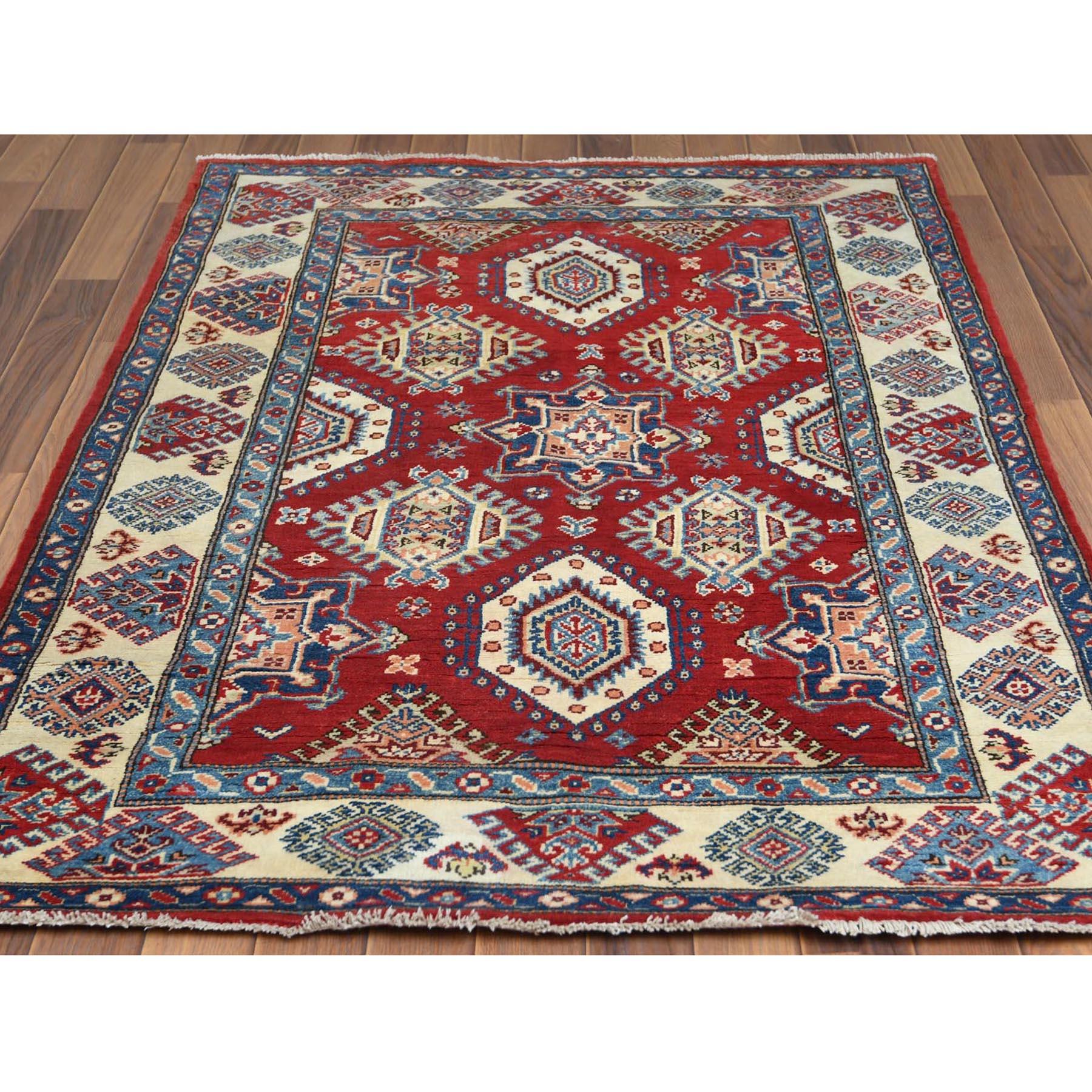 Si tratta di un autentico tappeto orientale in lana naturale annodato a mano dal design caucasico rosso, speciale Kazak. È stato annodato per mesi e mesi secondo le secolari tecniche di tessitura persiana da esperti artigiani.
Materiali primari: