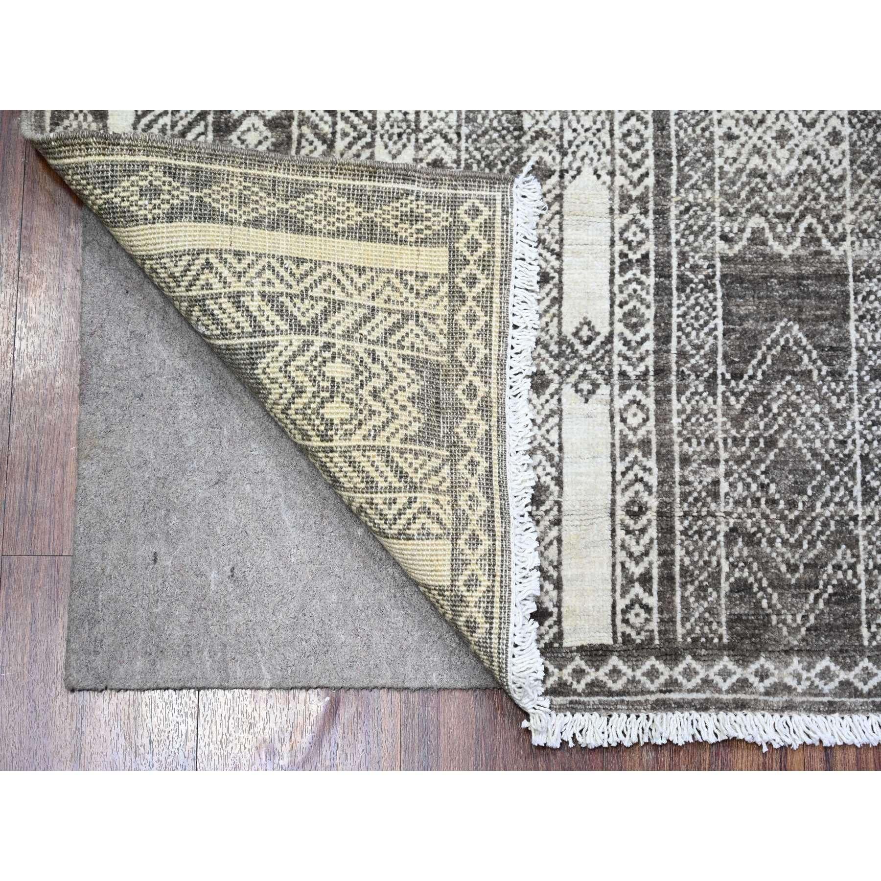 Taupe Braun, Naturfarben Feiner Peshawar mit komplizierten geometrischen Motiven, extra weiche Wolle, handgeknüpft, Orientteppich
Primäre MATERIALIEN: Wolle
Latex: Kein Flor 
Höhe: 0,25 Zoll
Stil: Transitional
Grundfarbe: Braun
Sekundäre Farben: