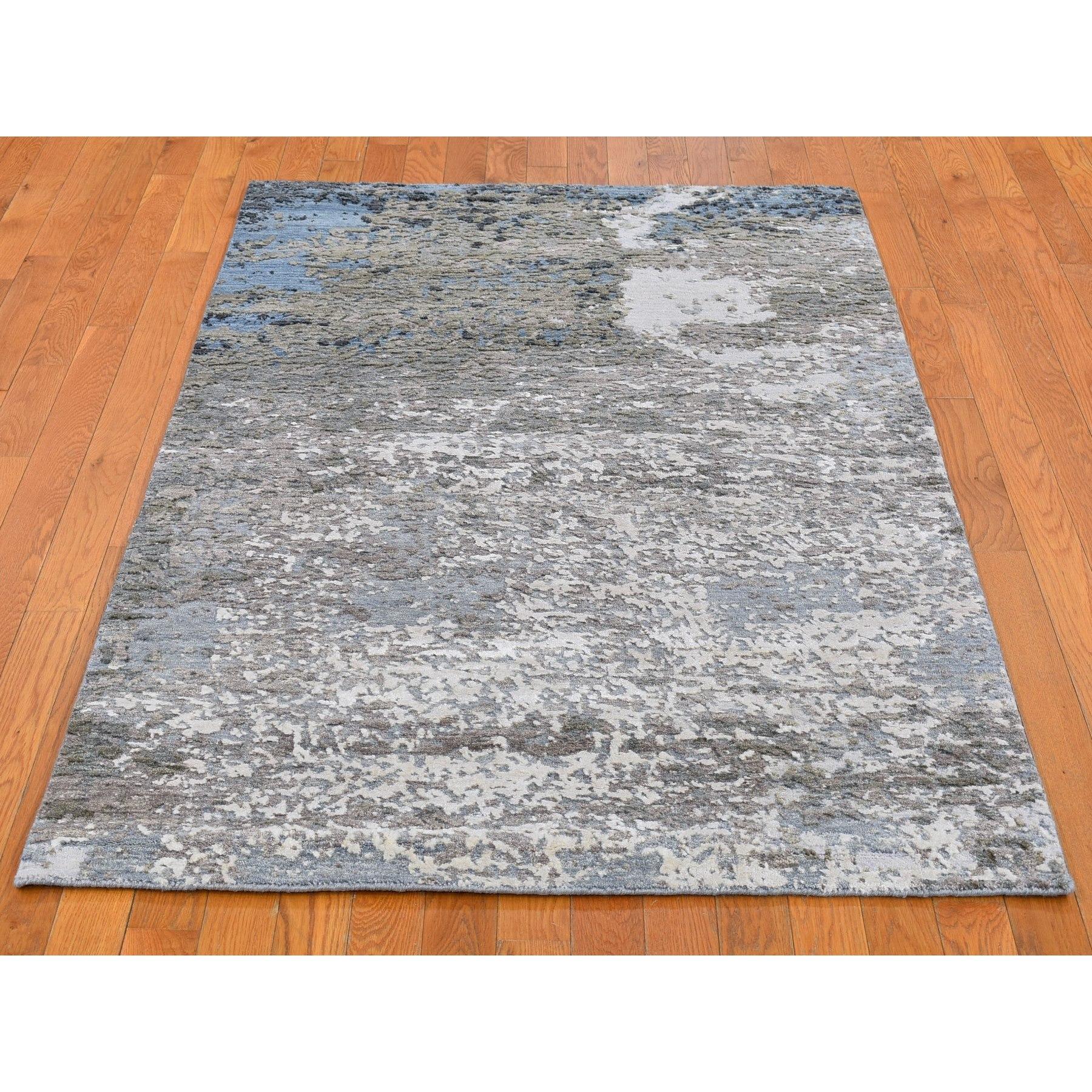 Dies ist eine wirklich echte one-of-a-kind Blue Abstract Design Wolle und Seide Hi-Low Pile Denser Weave Hand Knotted Oriental Rug. Es wurde monatelang von erfahrenen Handwerkern in der jahrhundertealten persischen Webtechnik gewebt.
Primäre