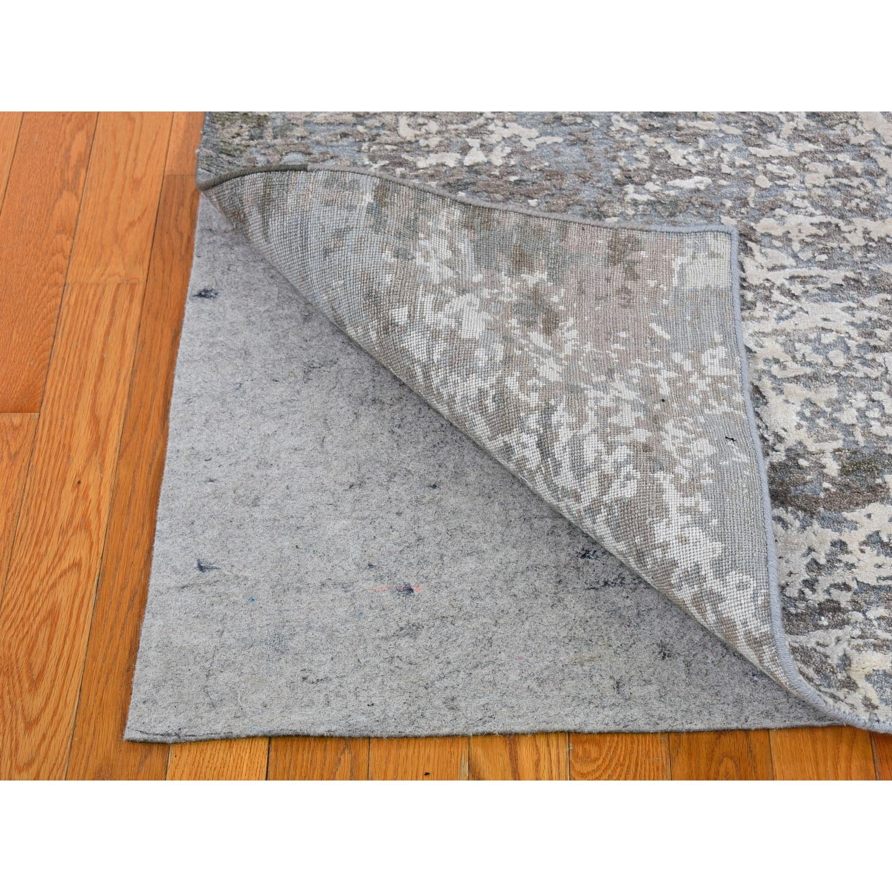4'x6' Abstrakter, handgeknüpfter Teppich aus Wolle und Seide mit Hi-Low Pile Denser Weave, abstraktes Design (Indisch) im Angebot