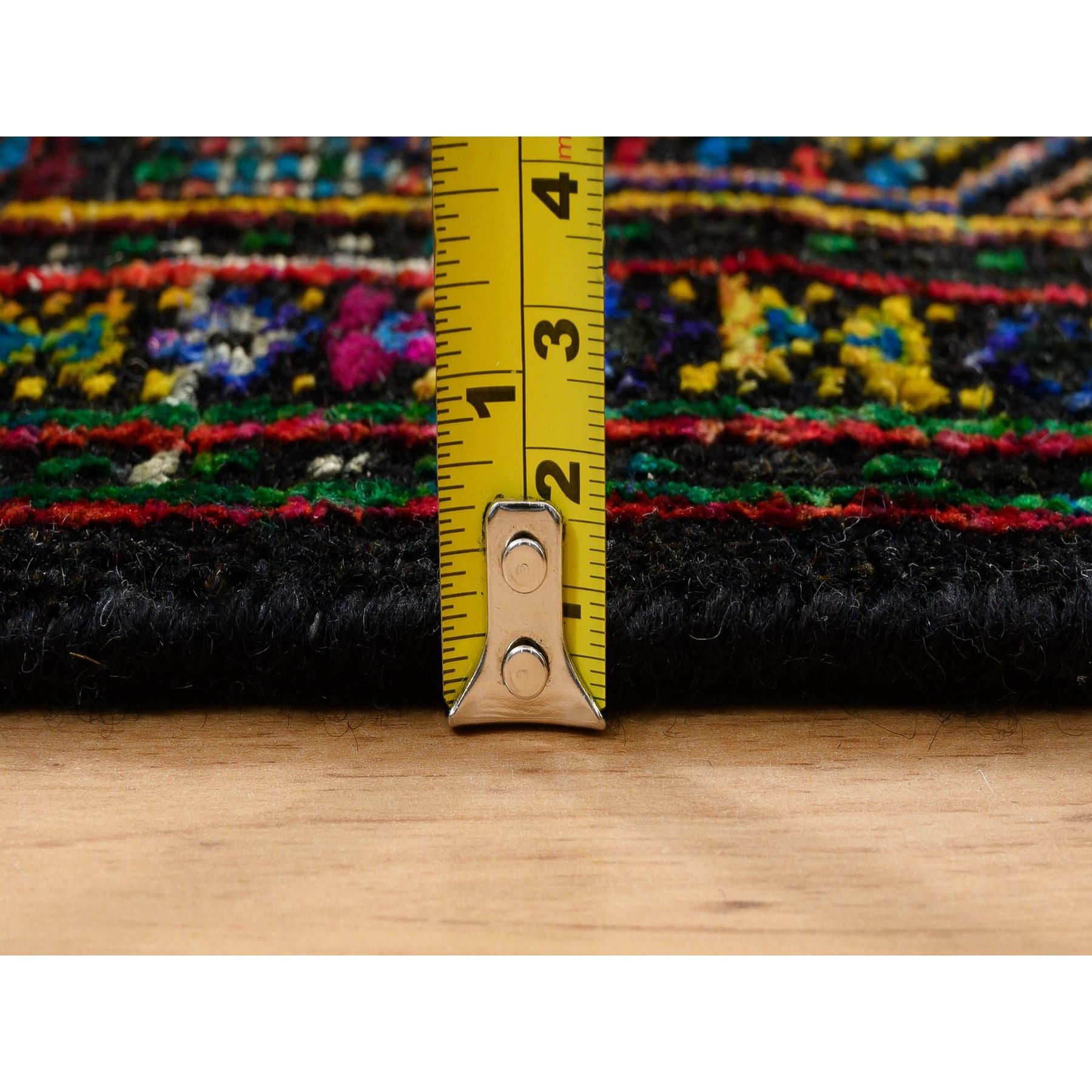XXI secolo e contemporaneo Tappeto 4'x6' nero, ispirato al Sarouk Mir, in lana e seta, annodato a mano in vendita