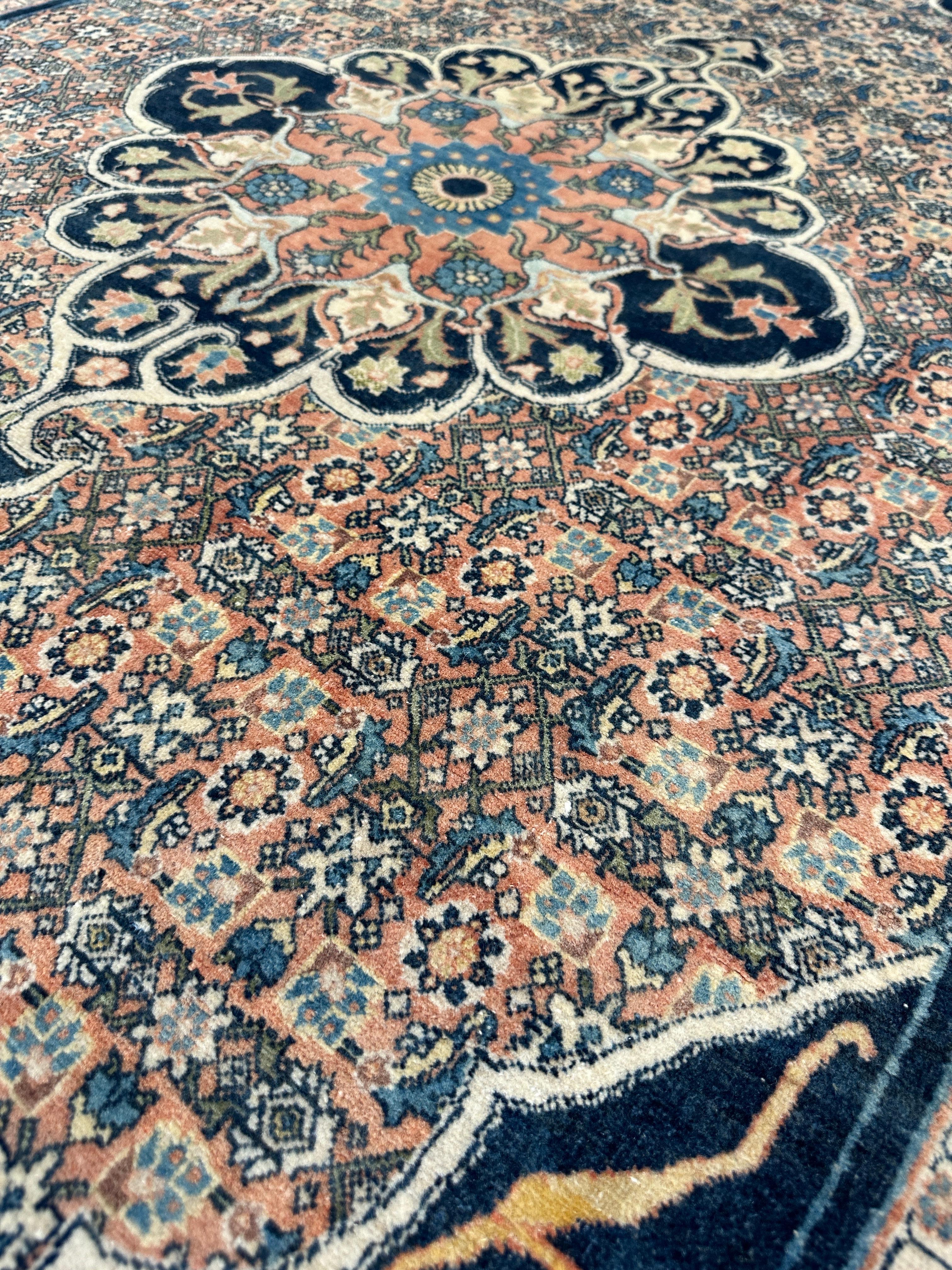 4x6 Blau und Creme Alter Akzentteppich im Zustand „Gut“ im Angebot in West Hollywood, CA