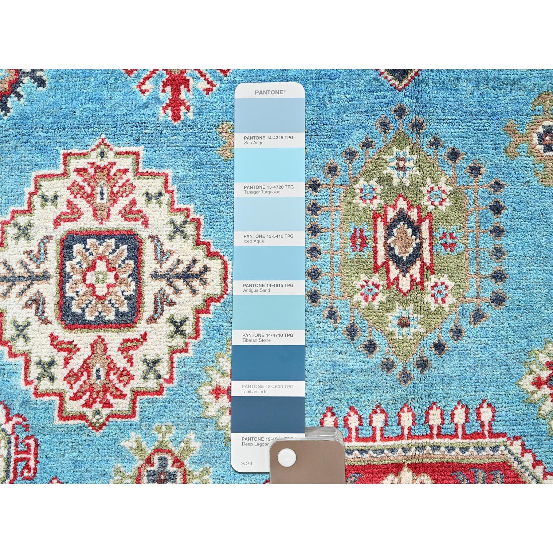 Afghano Tappeto in lana morbida annodato a mano 4'x6' Blu Kazak con design geometrico a medaglioni in vendita