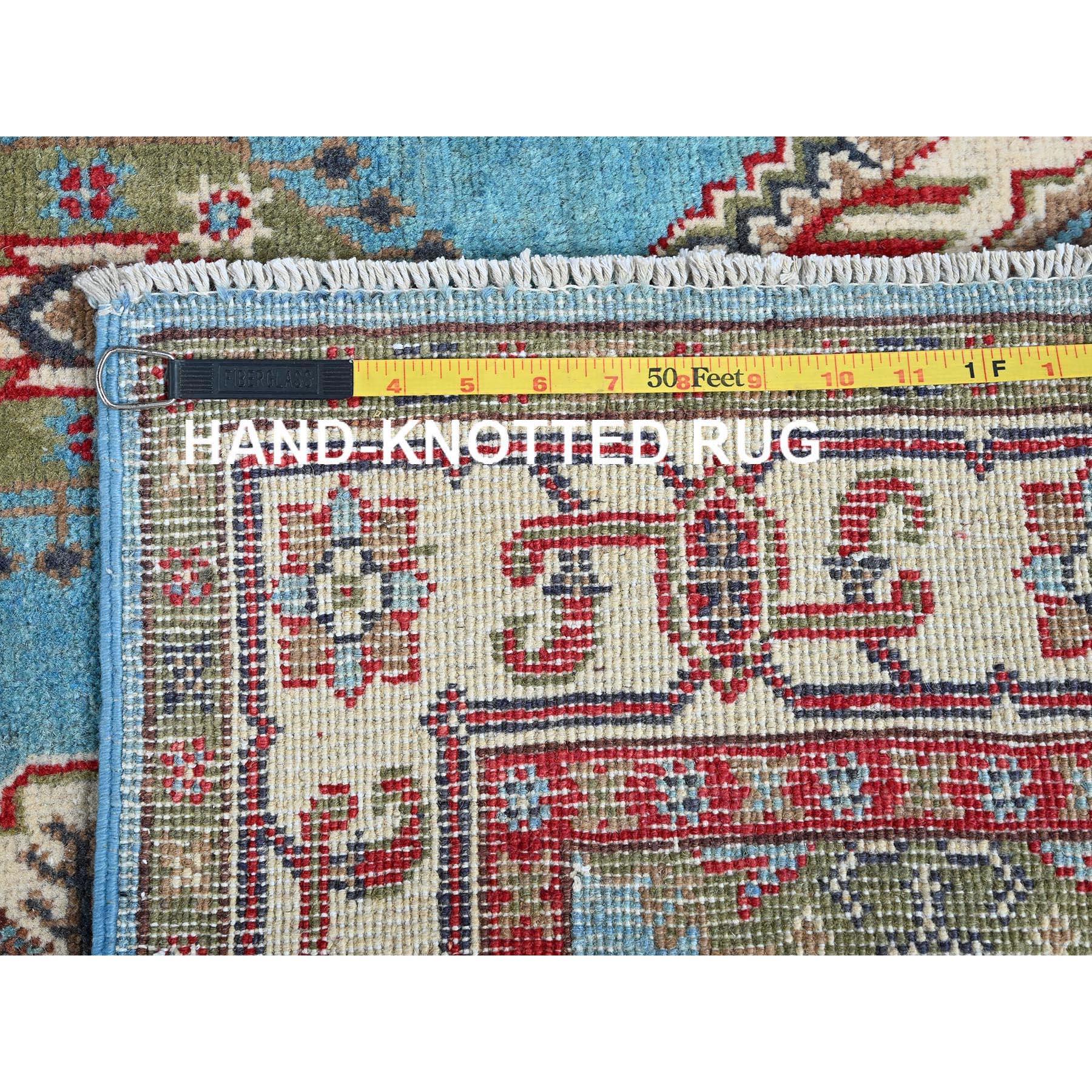 XXI secolo e contemporaneo Tappeto in lana morbida annodato a mano 4'x6' Blu Kazak con design geometrico a medaglioni in vendita