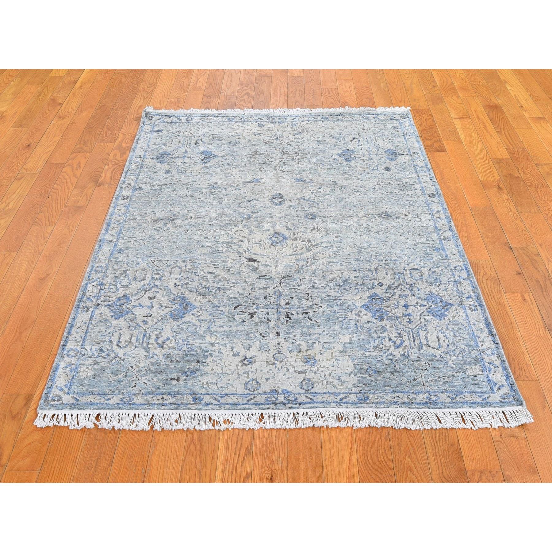Il s'agit d'un véritable tapis oriental Oushak noué à la main, unique en son genre, en pure soie bleue et laine texturée. Il a été tissé pendant des mois et des mois selon les techniques séculaires de l'artisanat persan par des artisans