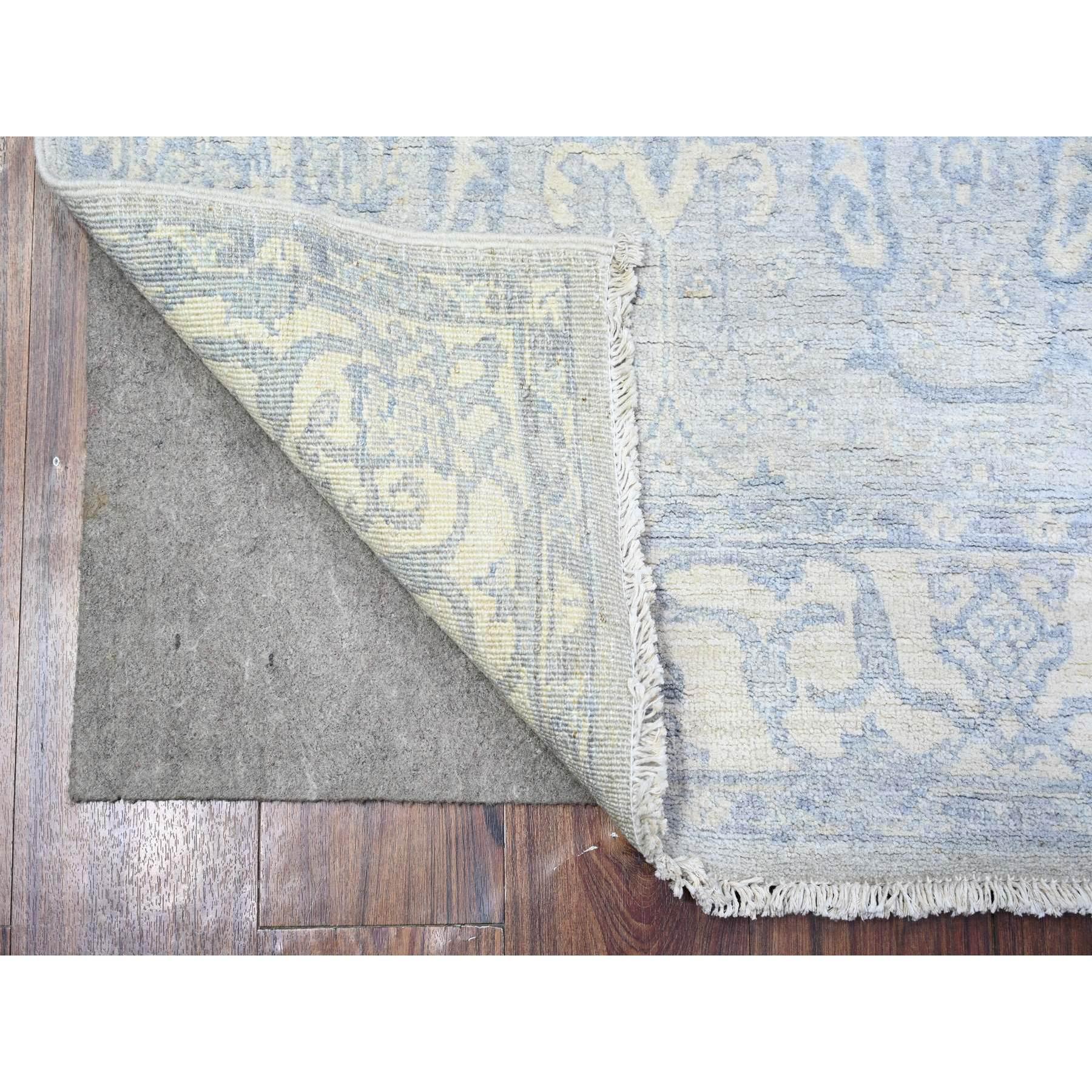 Tappeto orientale in lana biologica, tinture vegetali, annodato a mano, Stone Blue, White Wash Peshawar, lana organica, tinture vegetali
Materiali primari: Lana
Lattice: No Pile 
altezza: 0,25 pollici
Stile: Di transizione
Colore primario: