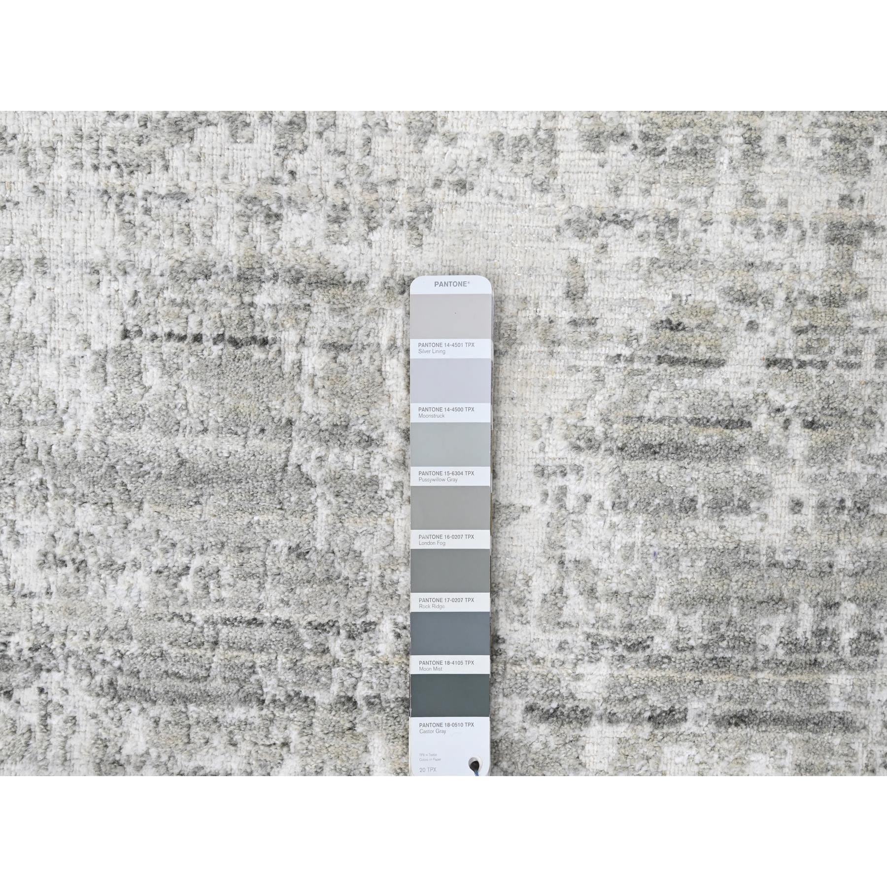 4'x6' Chiffon Weiß mit Grau, Modernes Design, Handgewoben, Wolle und Seide Teppich (Handgeknüpft) im Angebot