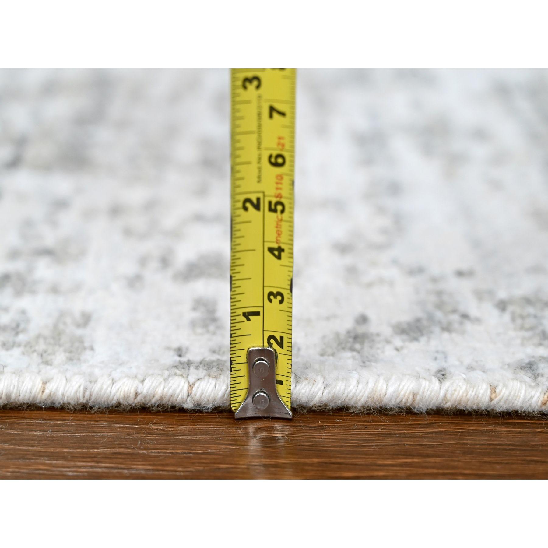 4'x6' Chiffon Weiß mit Grau, Modernes Design, Handgewoben, Wolle und Seide Teppich im Angebot 1