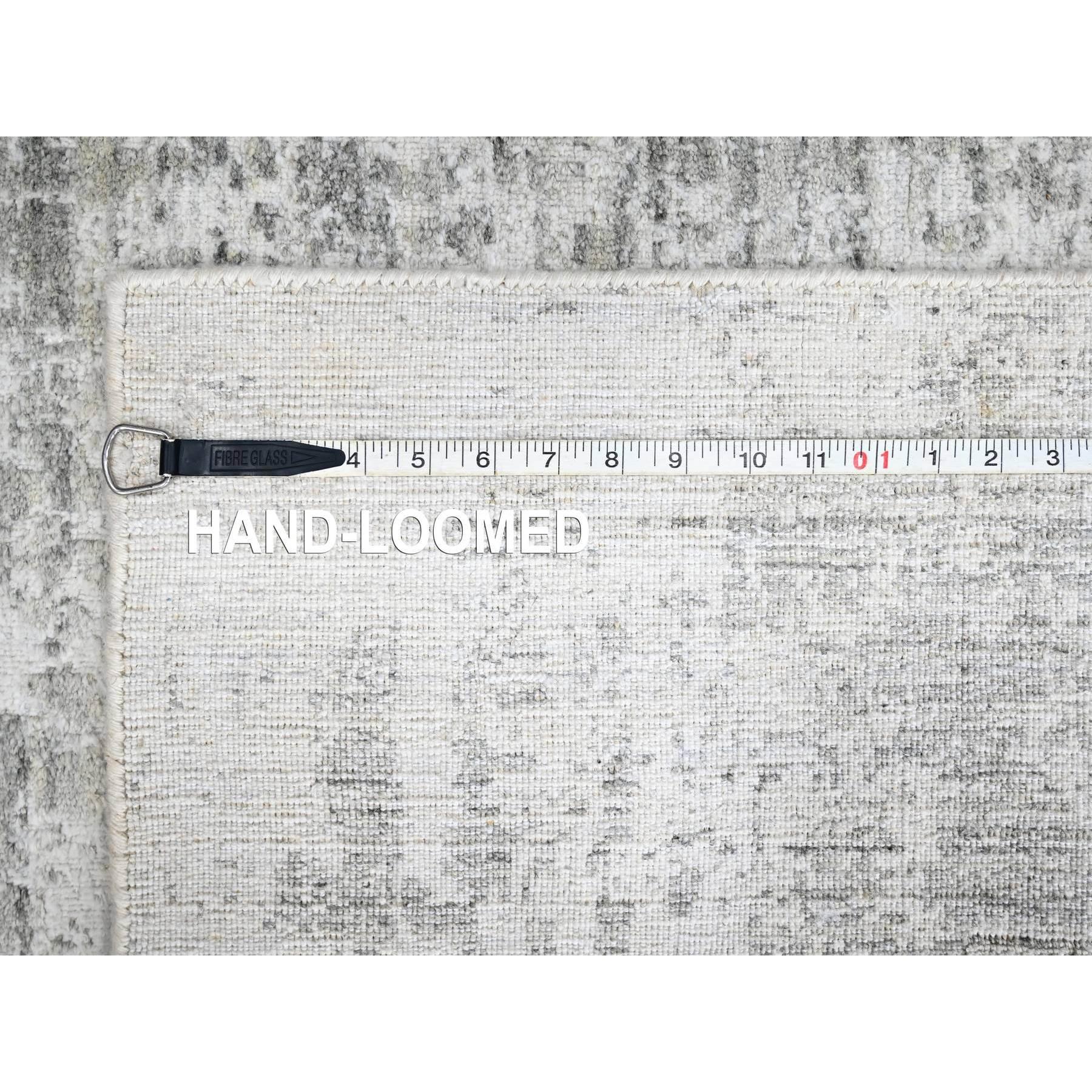4'x6' Chiffon Weiß mit Grau, Modernes Design, Handgewoben, Wolle und Seide Teppich im Angebot 2